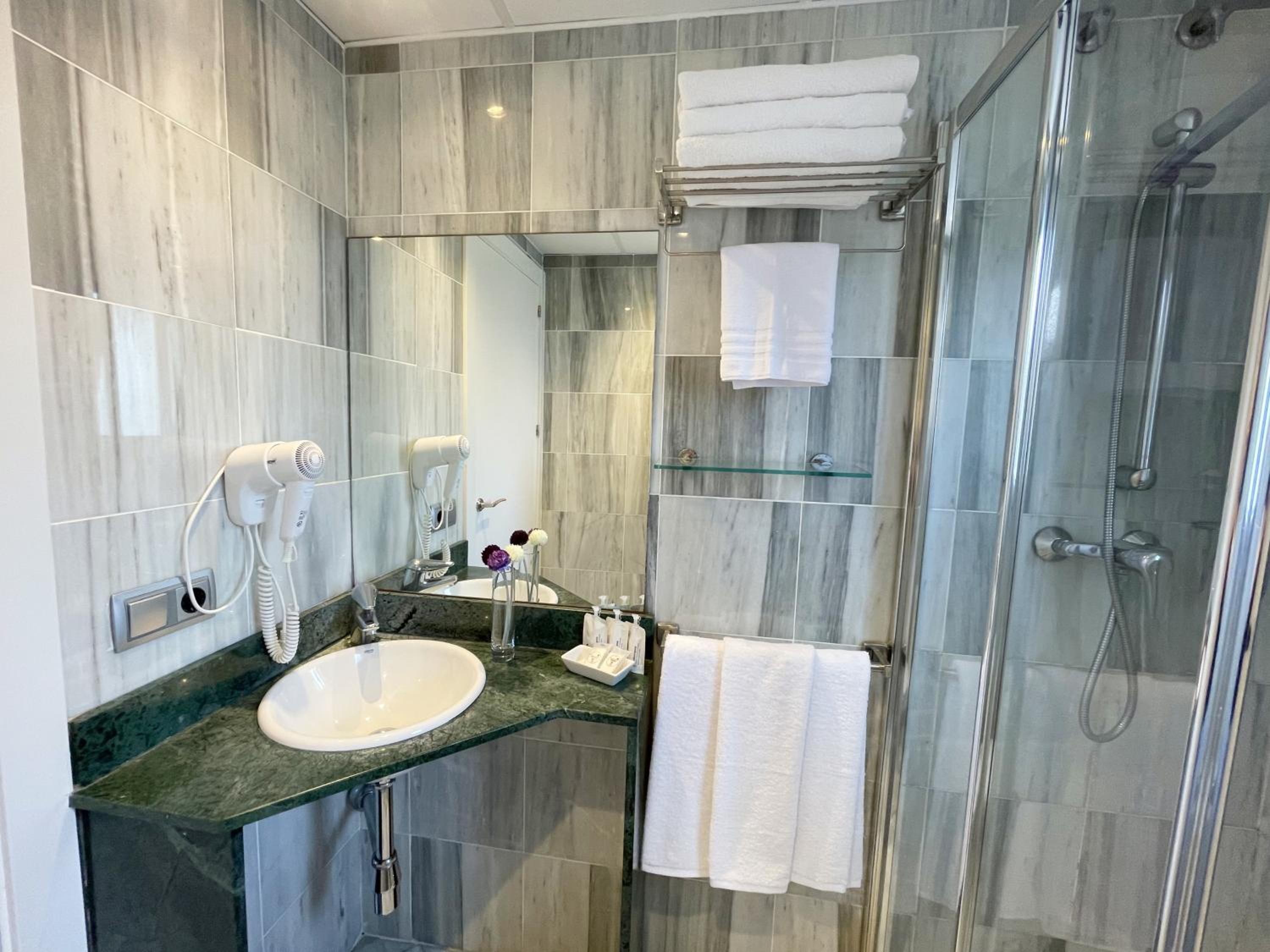 Double or Twin Room - Photo 4