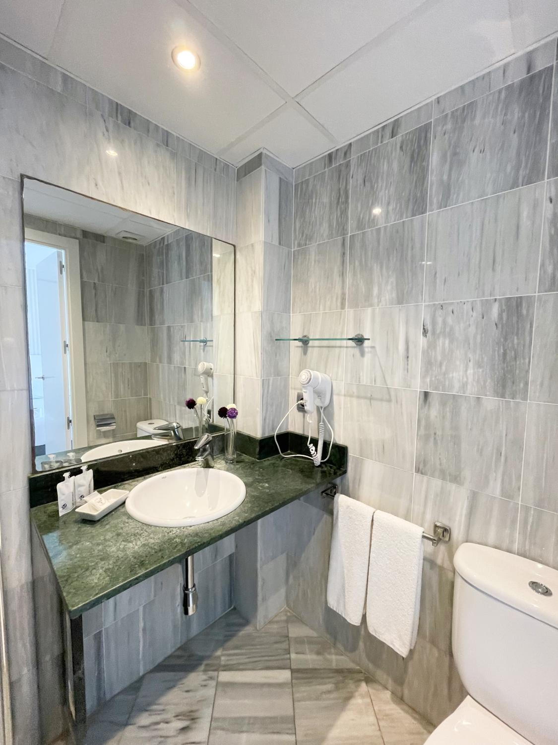 Double or Twin Room - Photo 22