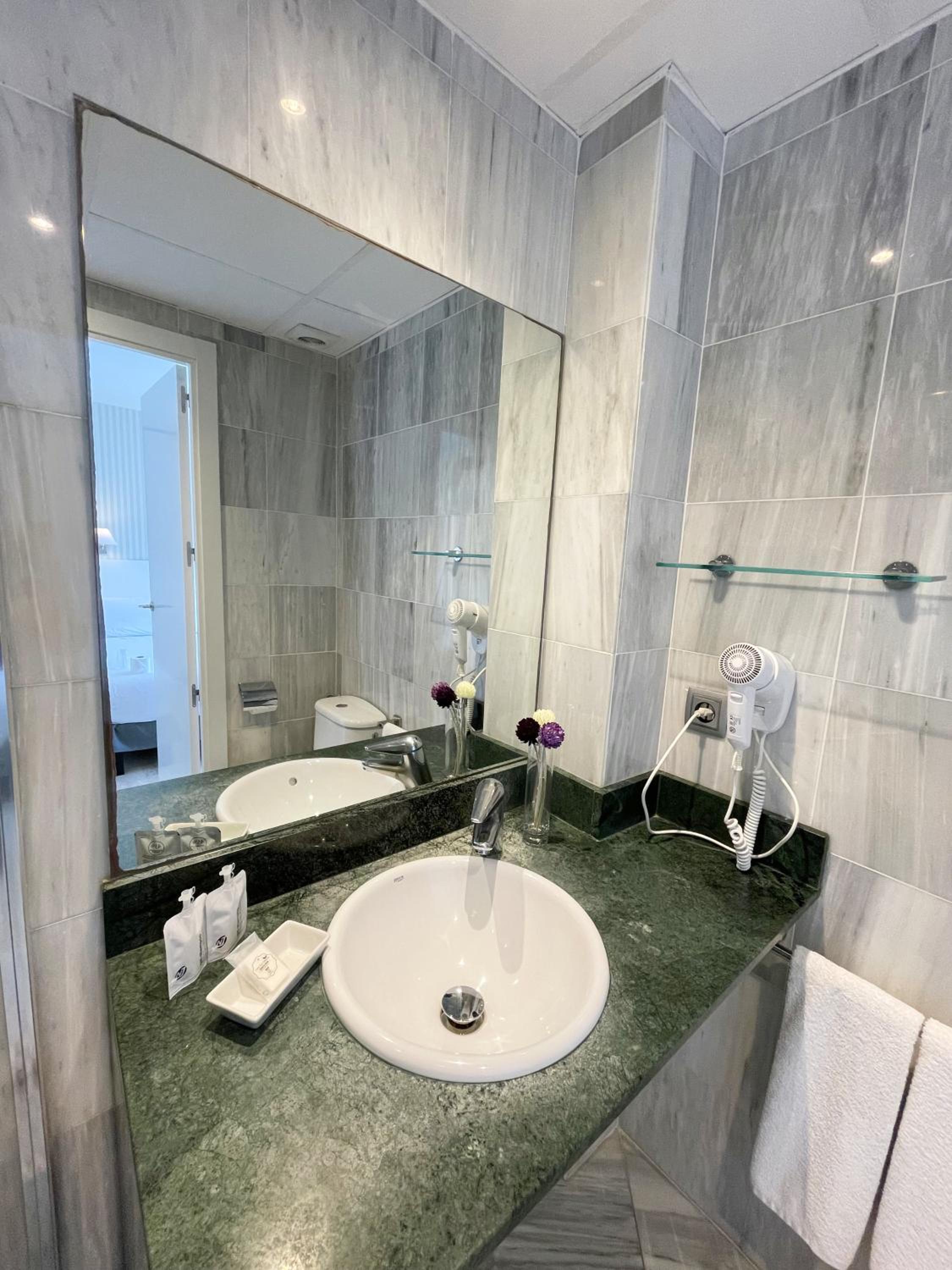Double or Twin Room - Photo 8