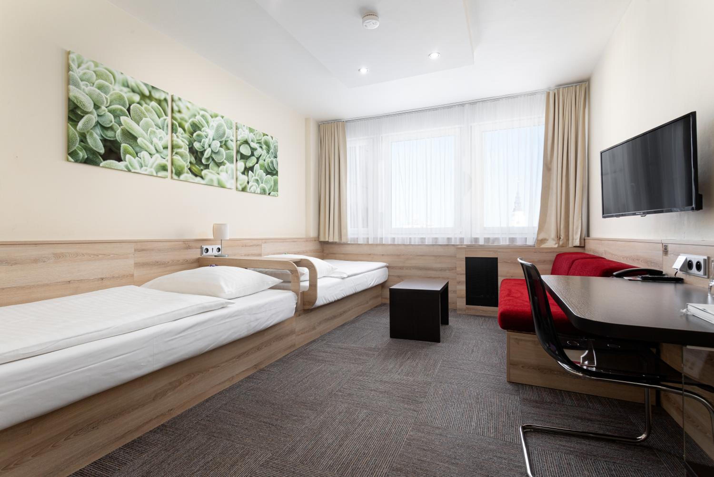 Twin Room with Bath - Photo 1