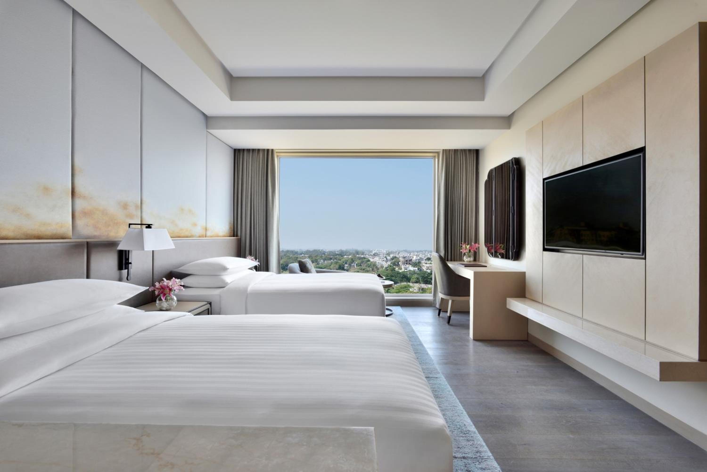 Deluxe Twin, Guest Room, 2 Twin/Single Beds - INR 1000 F&B Credit, 1+1 on Selected Beverages (Happy Hours 17:00 -19:00 Hrs) photo 2