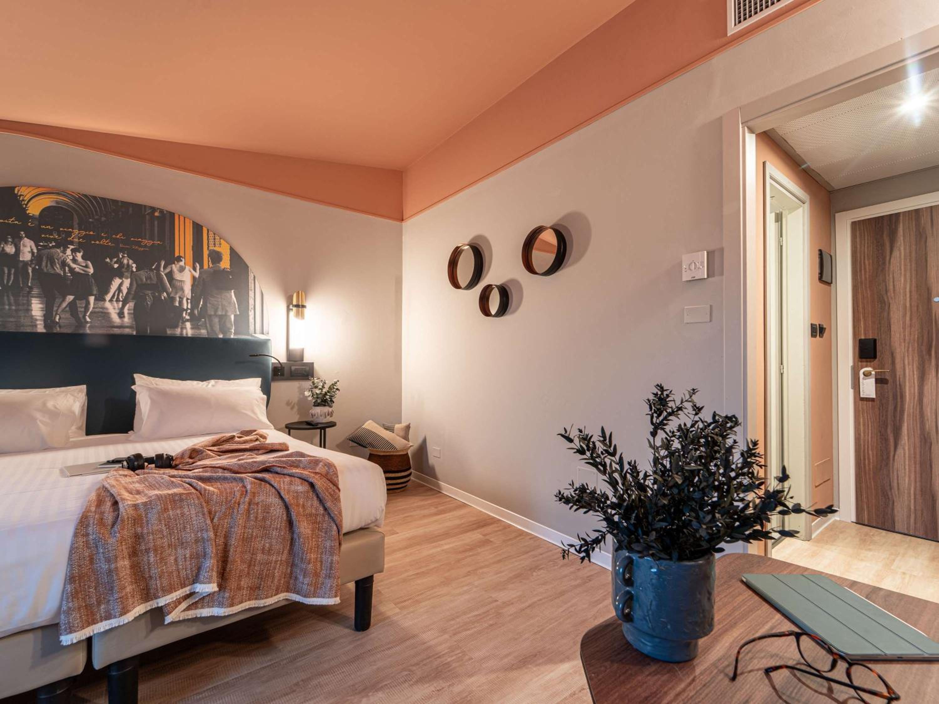 Deluxe Double Room with Balcony - Photo 3