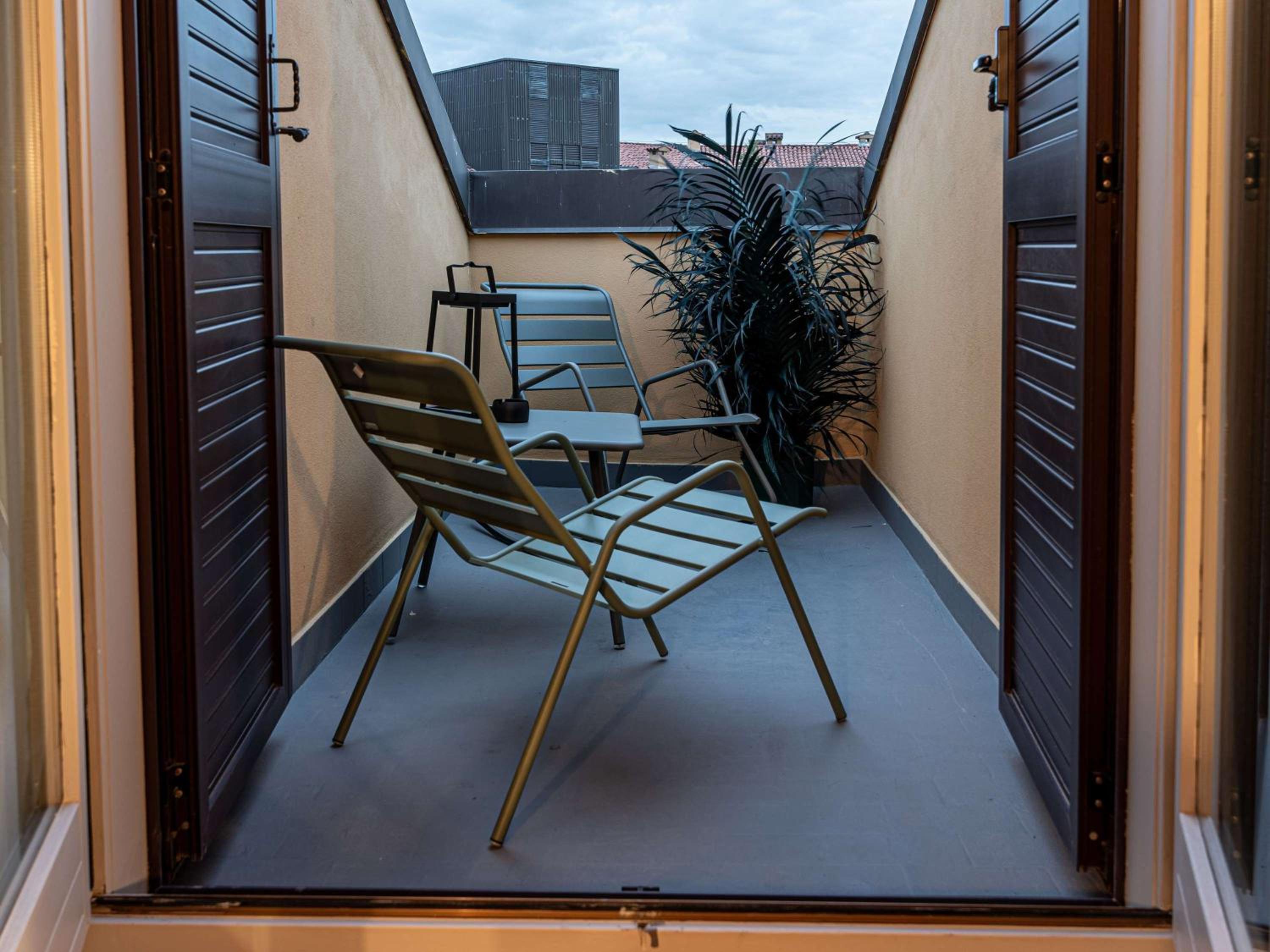 Deluxe Double Room with Balcony - Photo 4
