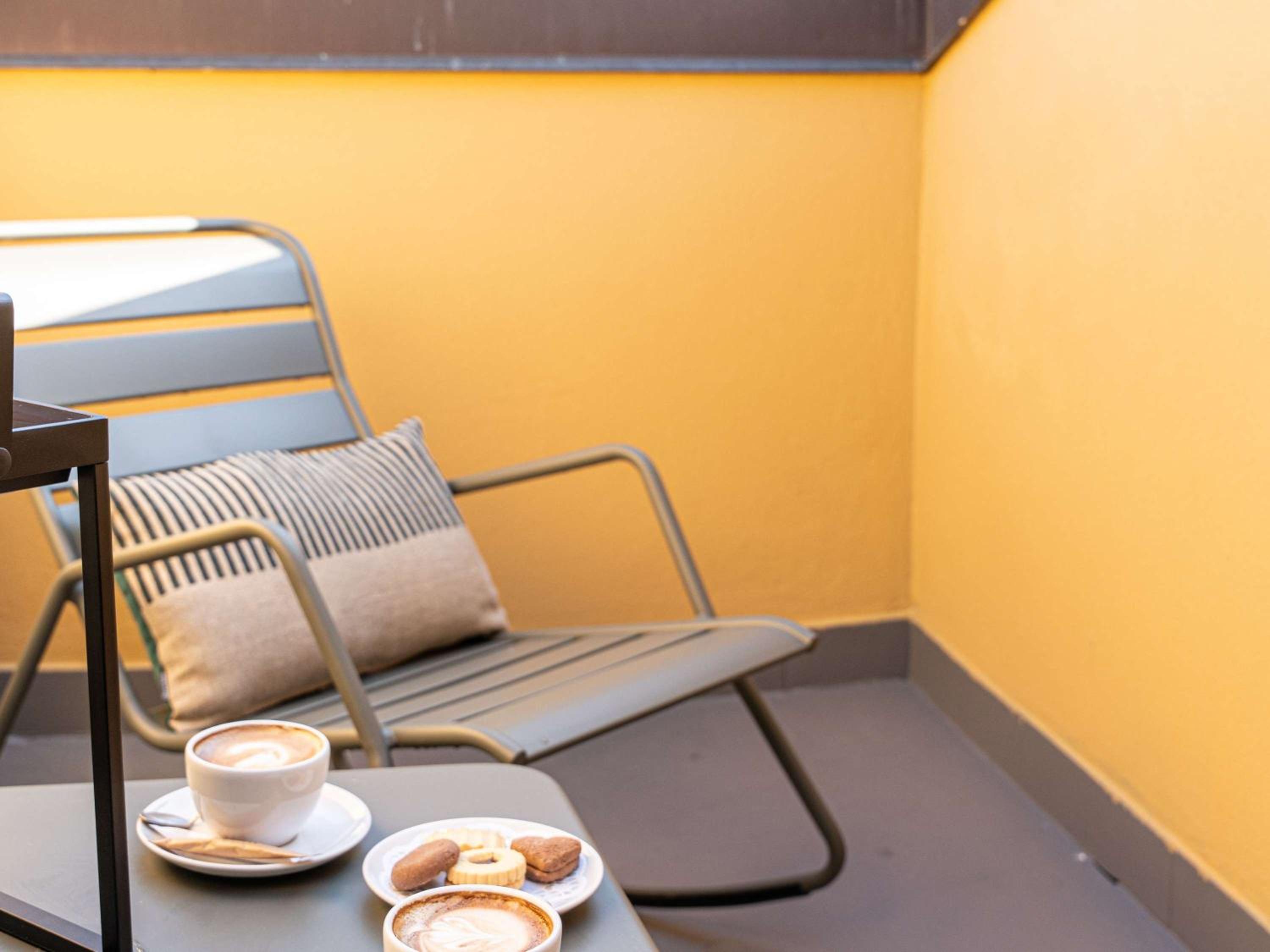 Deluxe Double Room with Balcony - Photo 6
