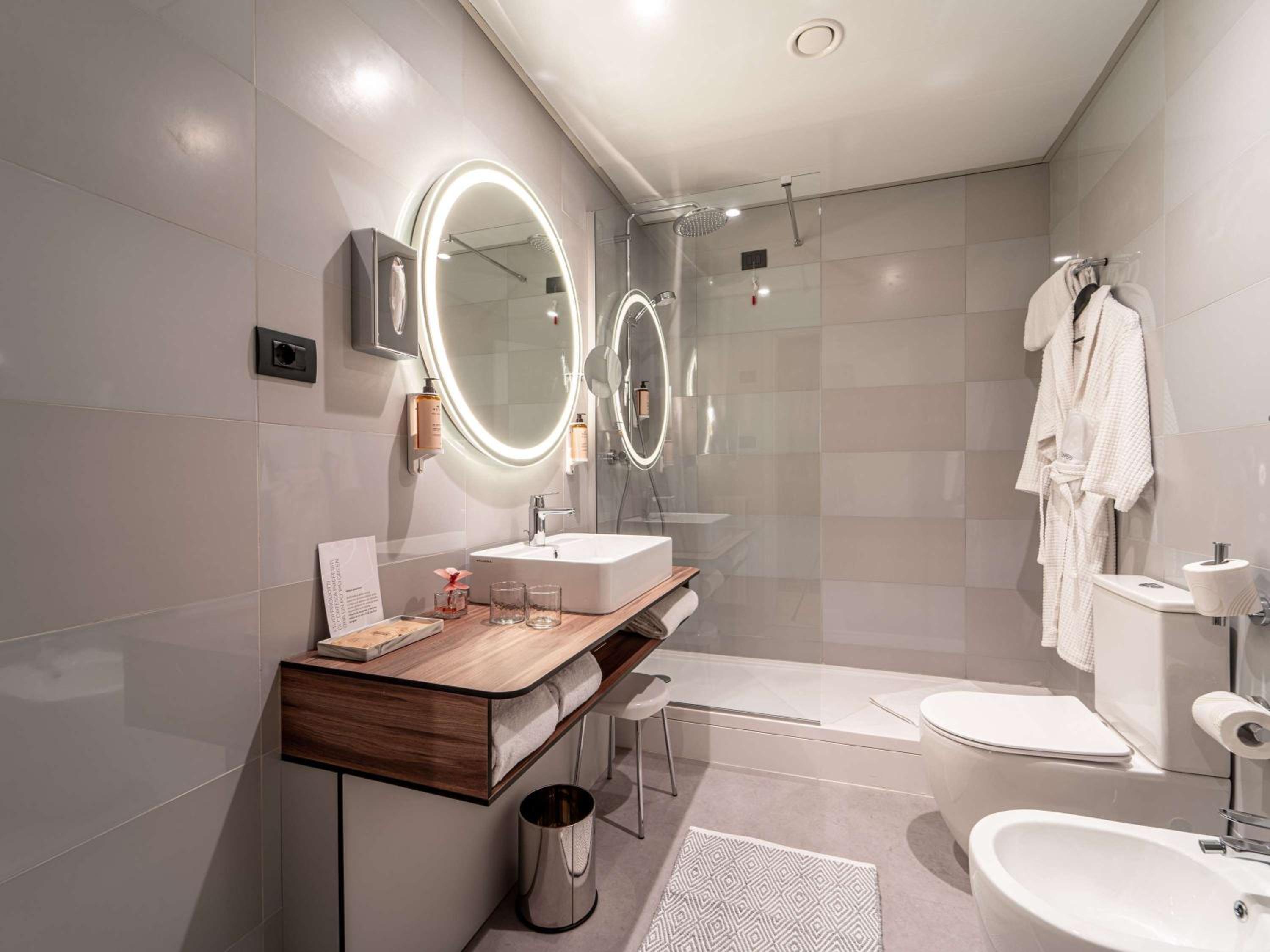 Deluxe Double Room with Balcony - Photo 7