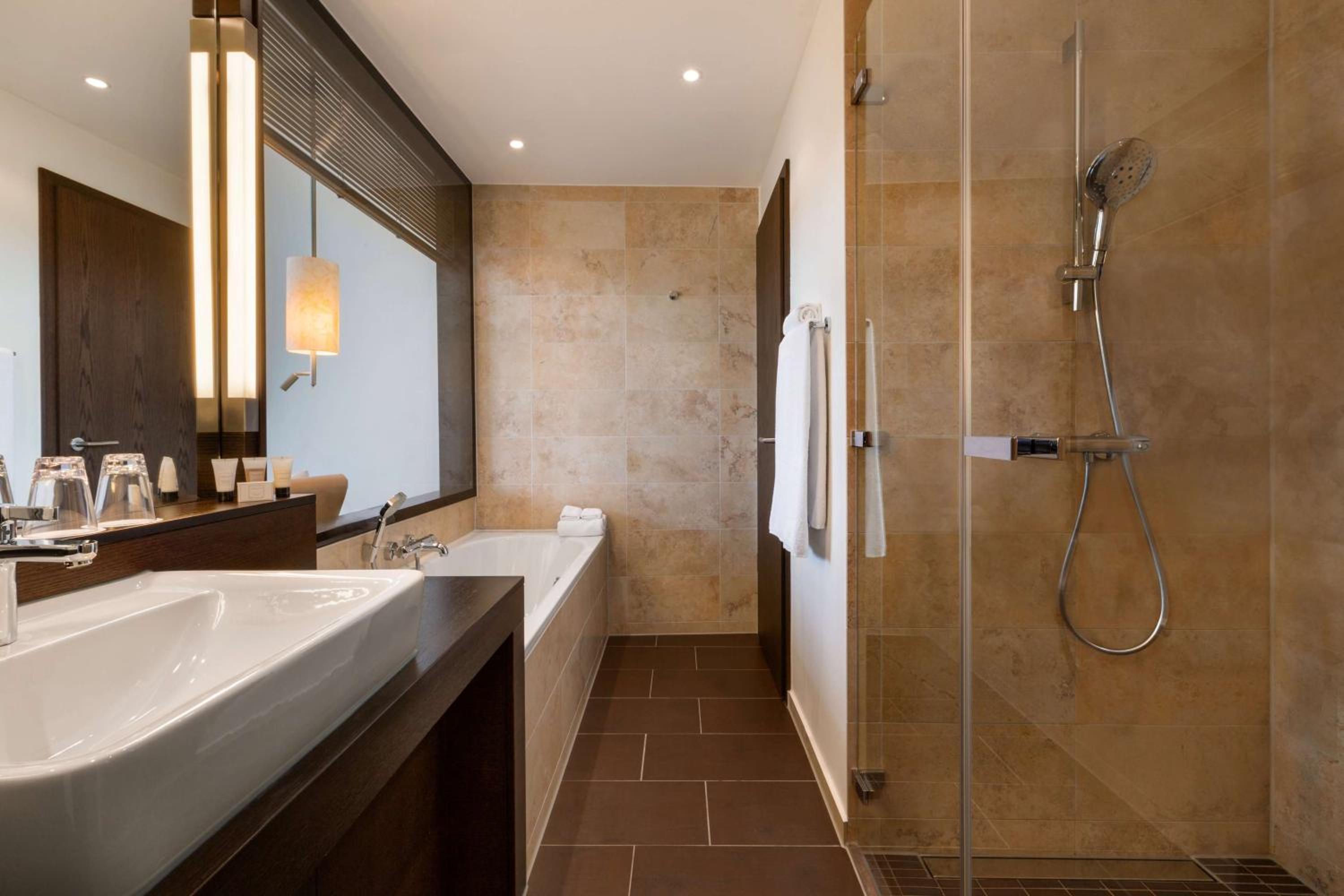 Deluxe Double Room with Bathtub - Photo 3
