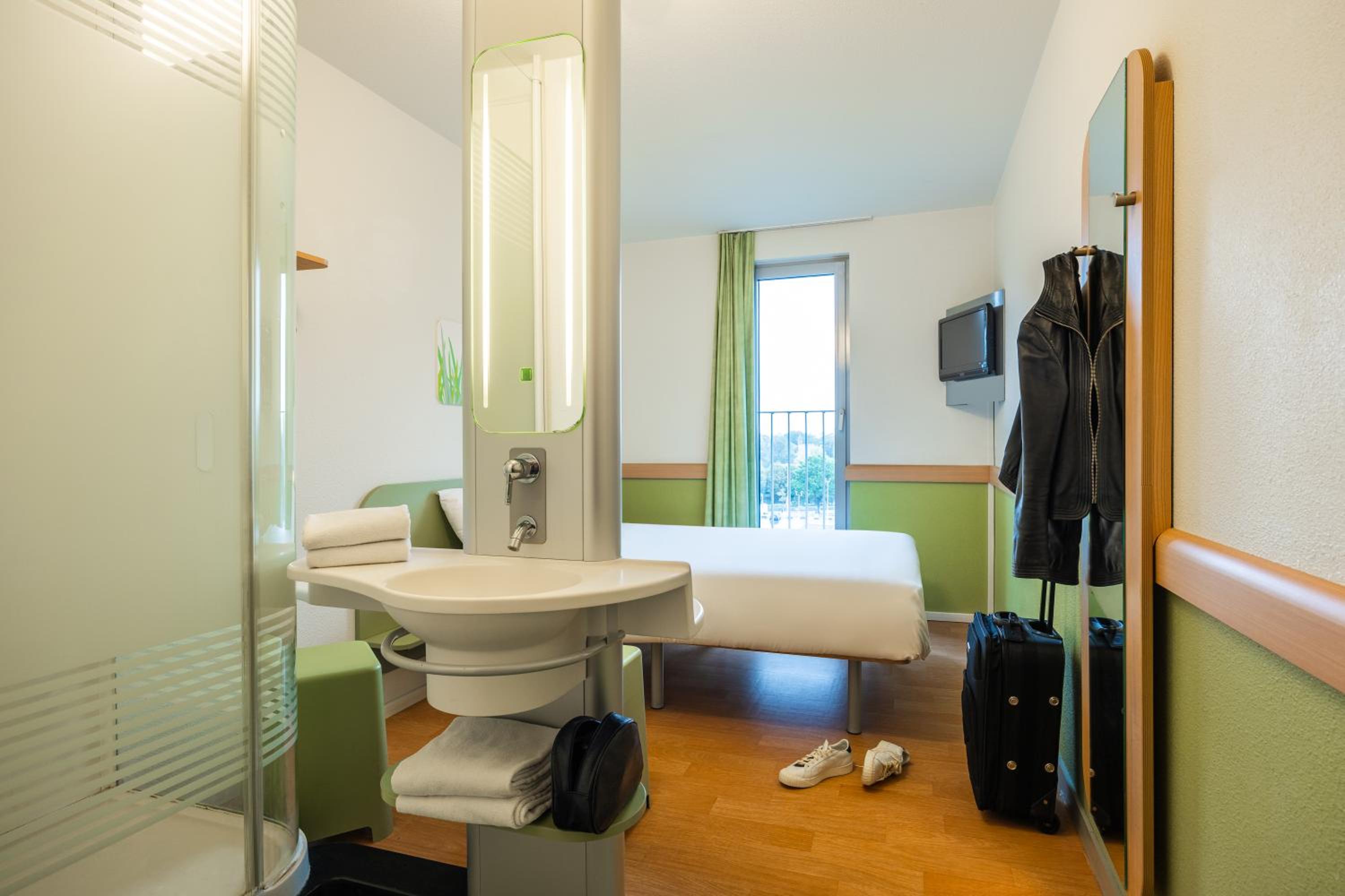 Classic Double Room thumbnail 6