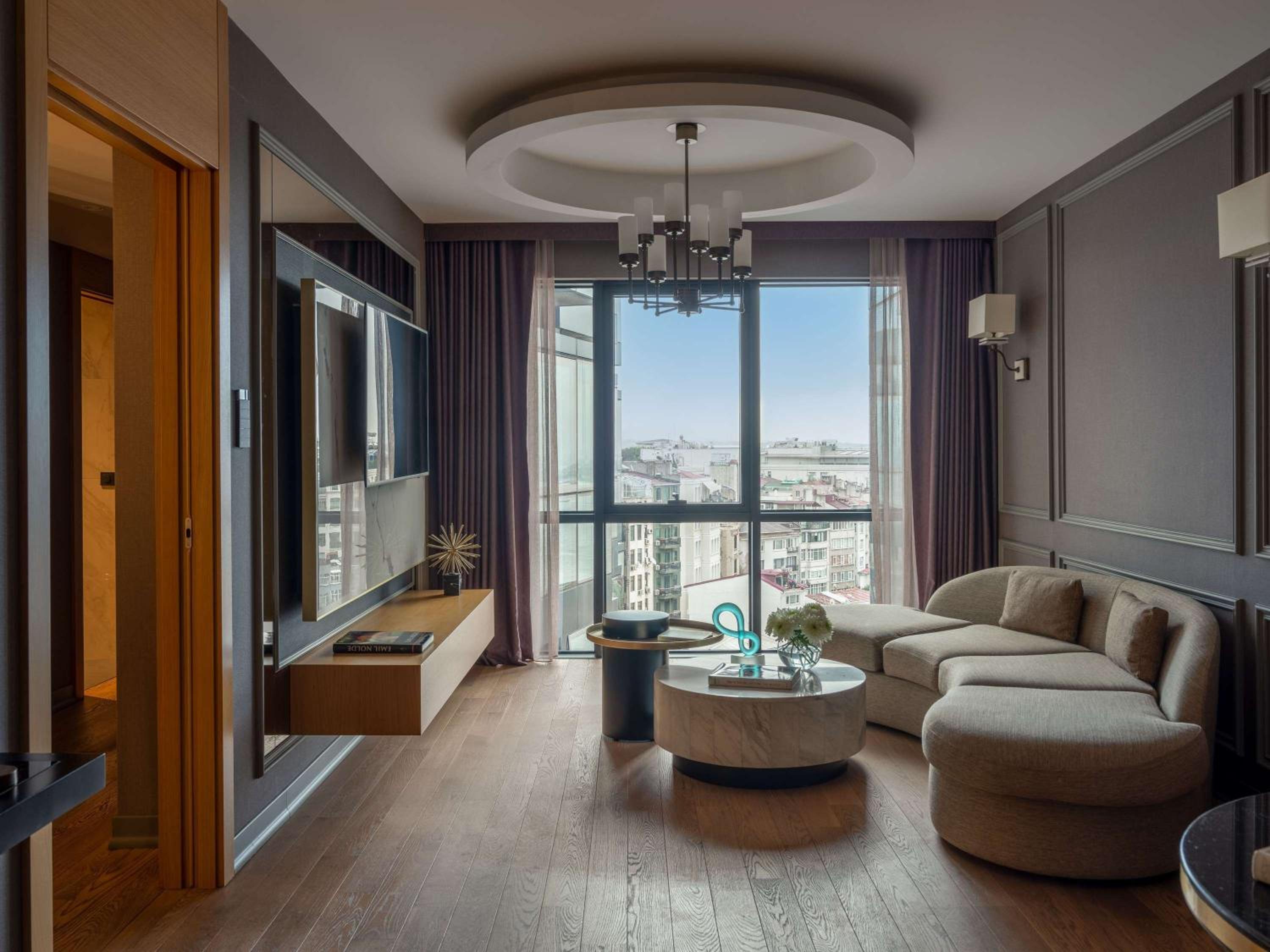 Prestige King Suite - Club Access