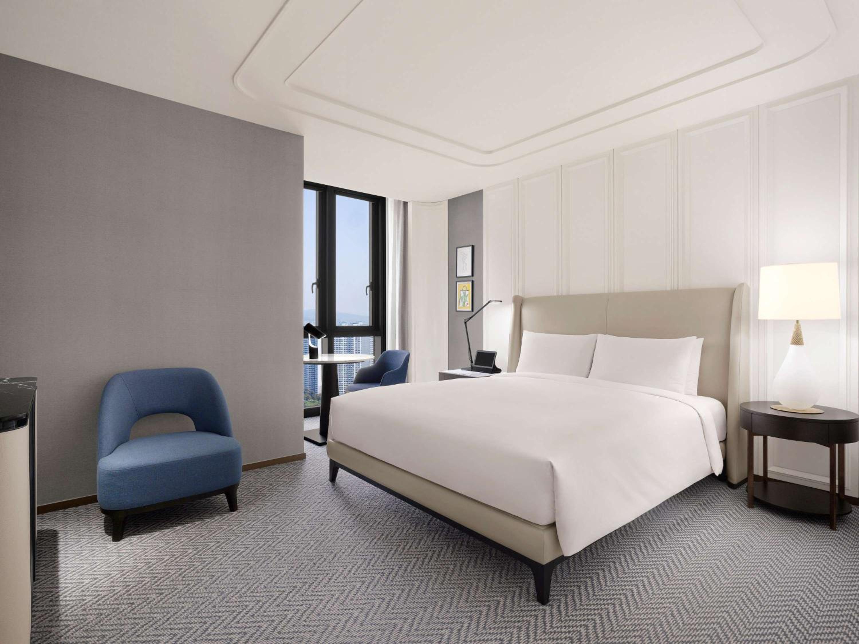 Luxury Room with 1 King Size Bed - Photo 1