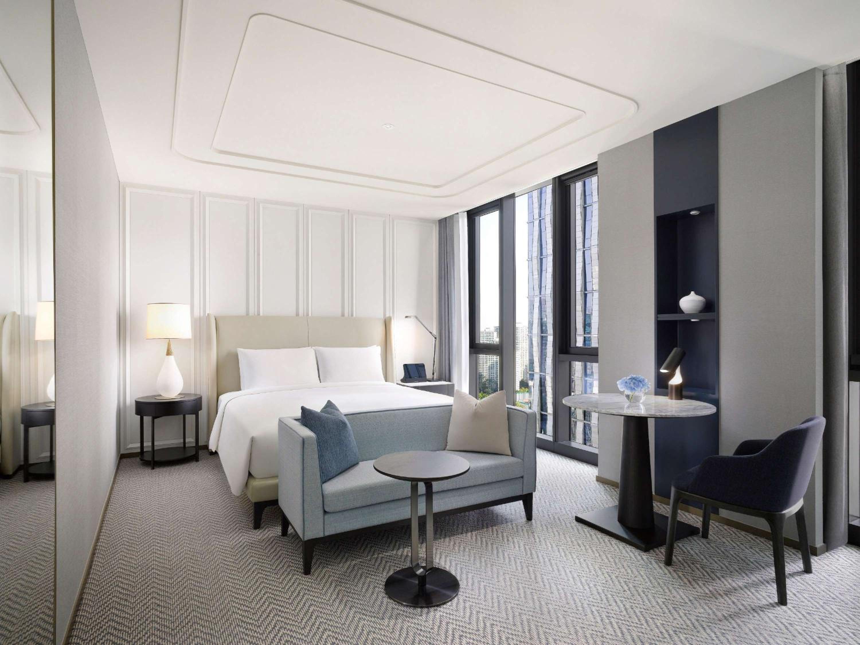 Luxury Room with 1 King Size Bed - Photo 4