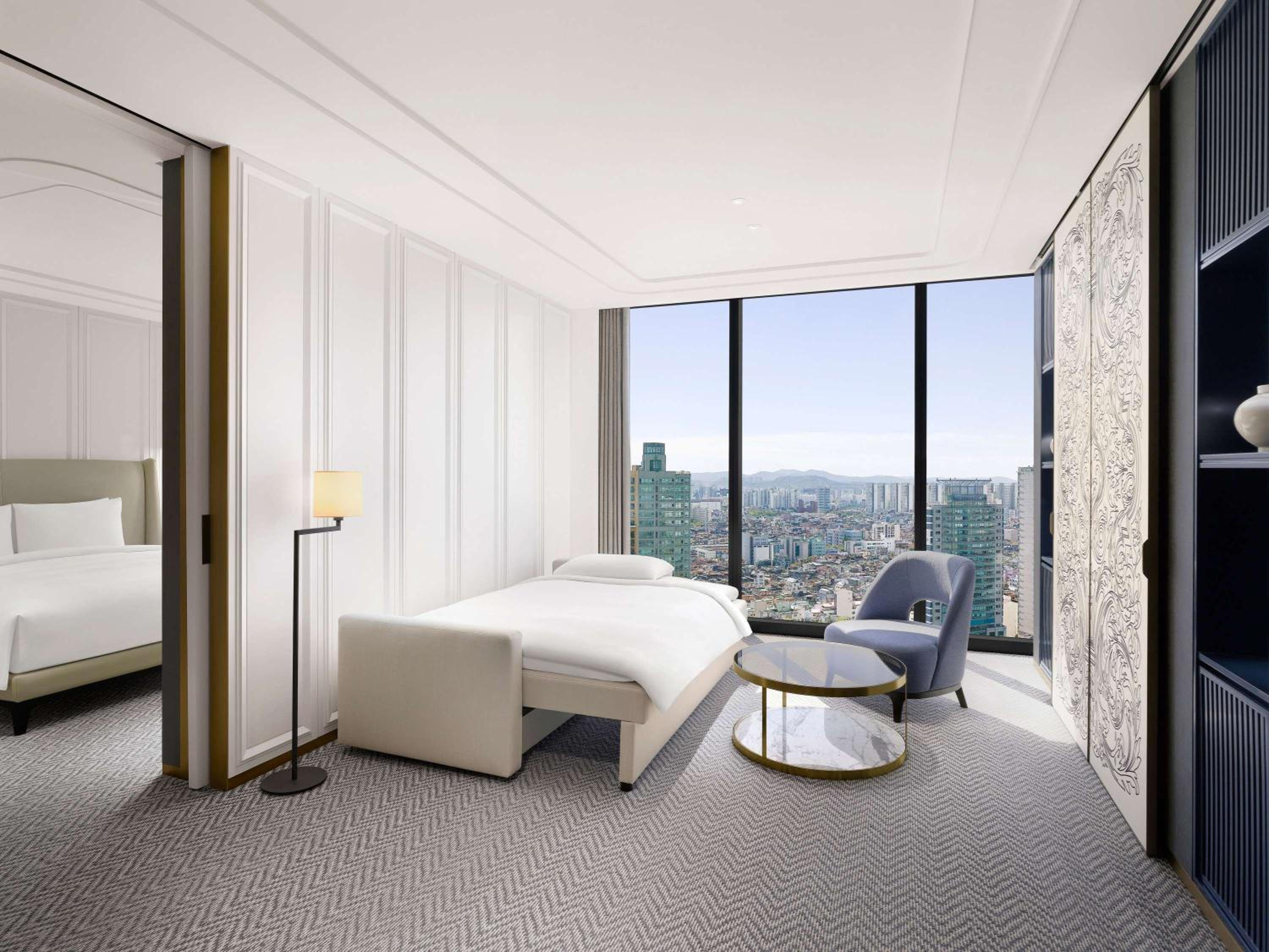 Prestige Family King Suite with Sofa Bed and Lake View - Photo 1