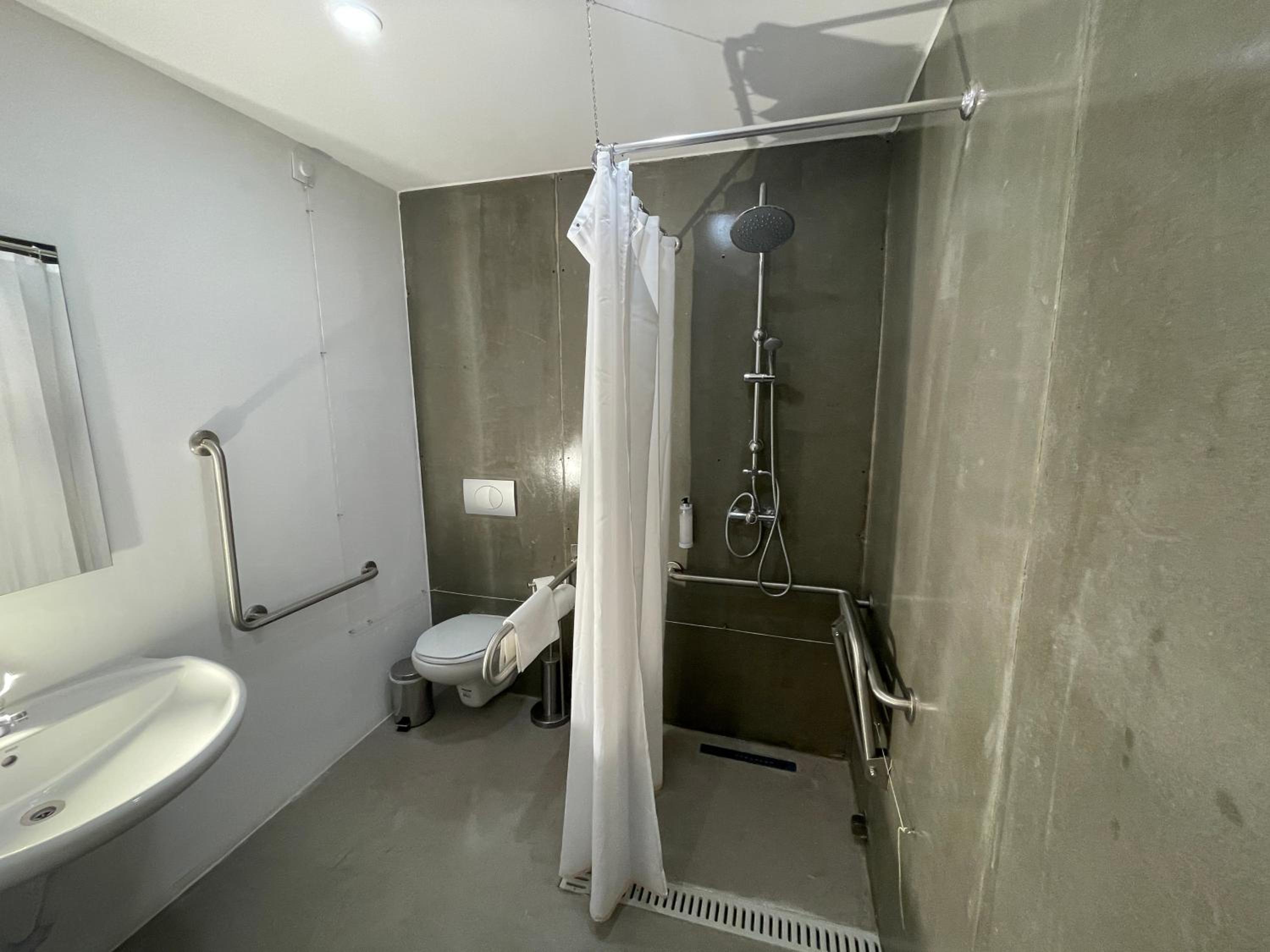 Twin Room with Private Bathroom - Disability Access photo 2