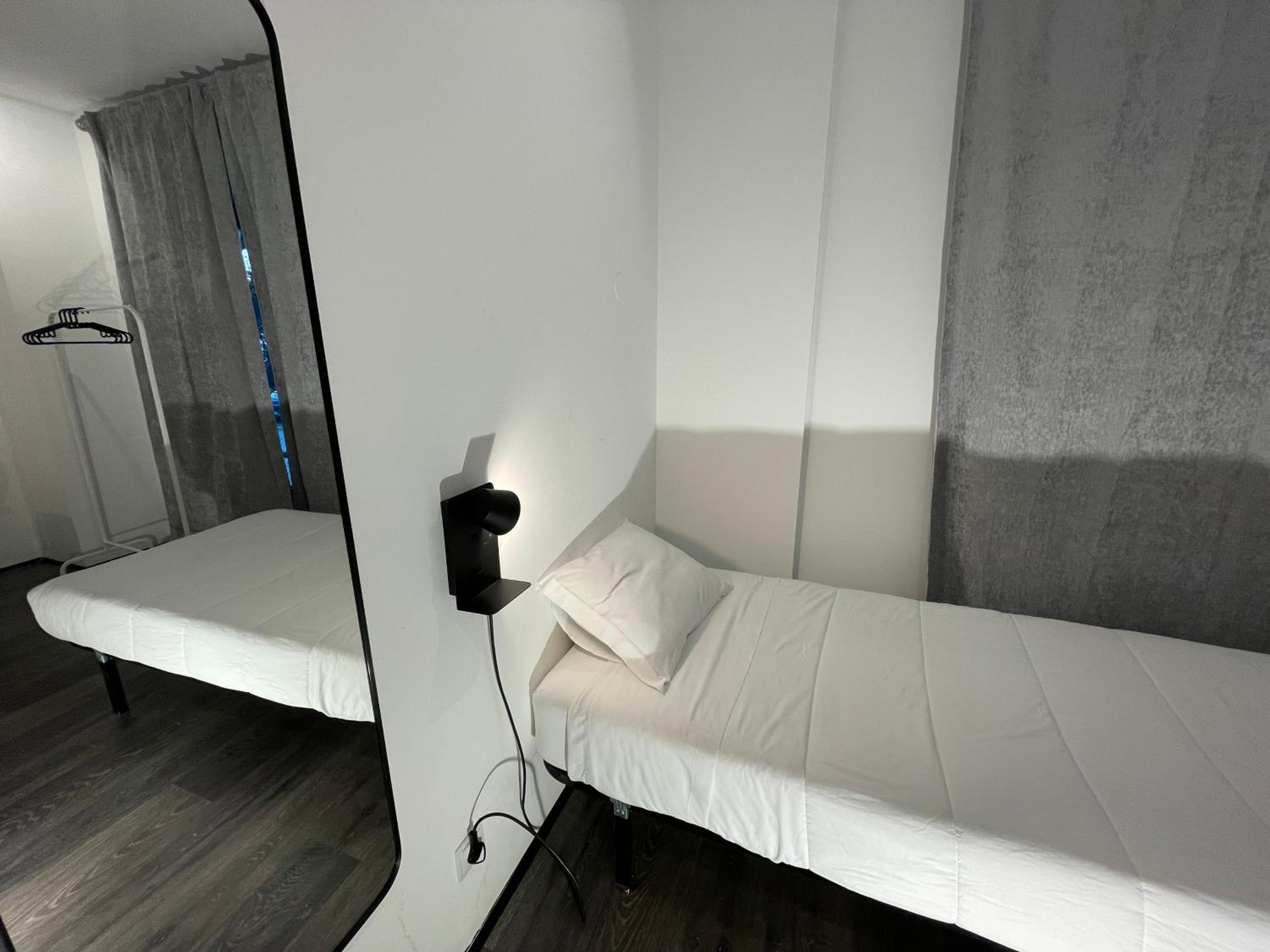 Twin Room with Private Bathroom - Disability Access photo 3