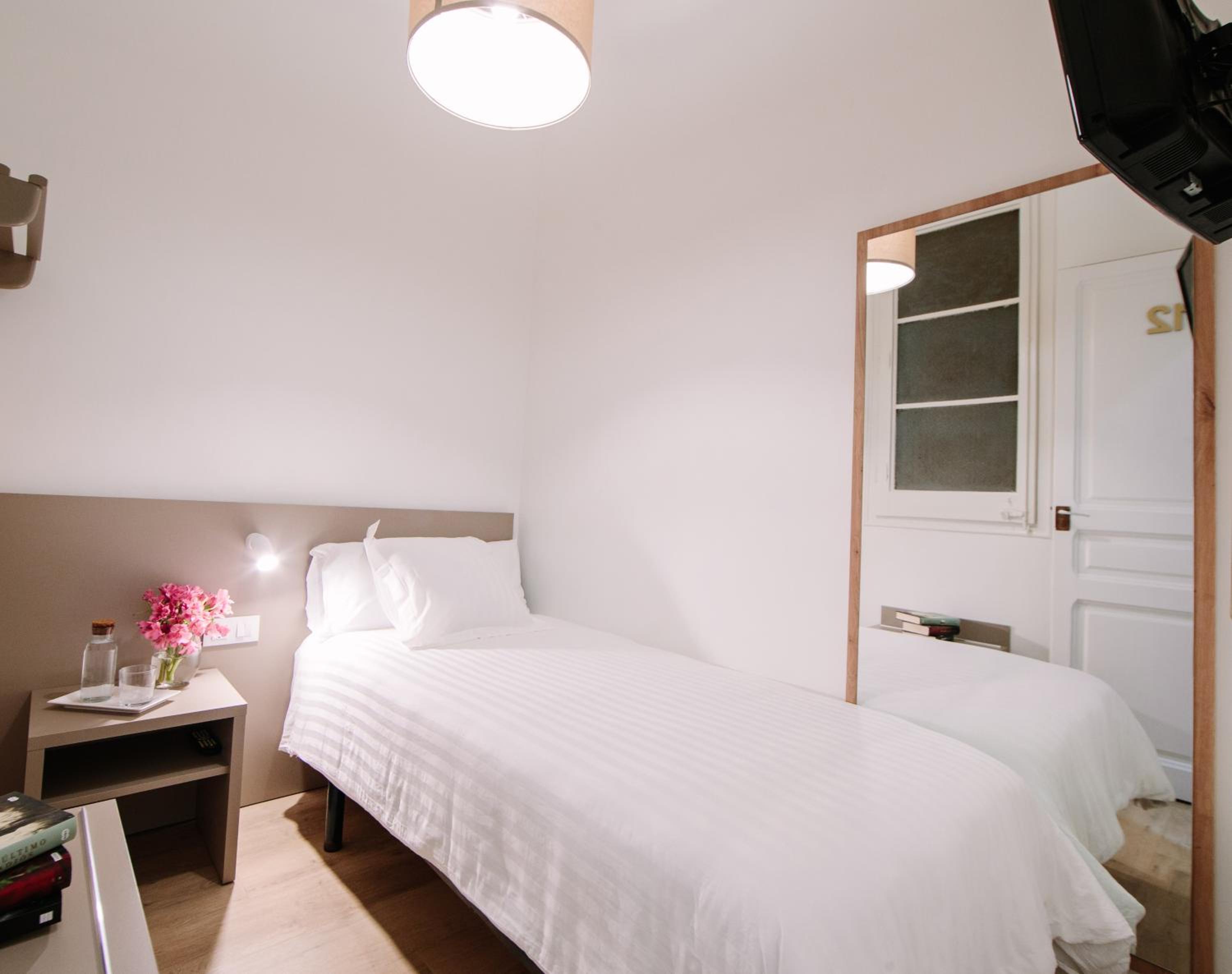 Economy Single Room with Shared Bathroom photo 2