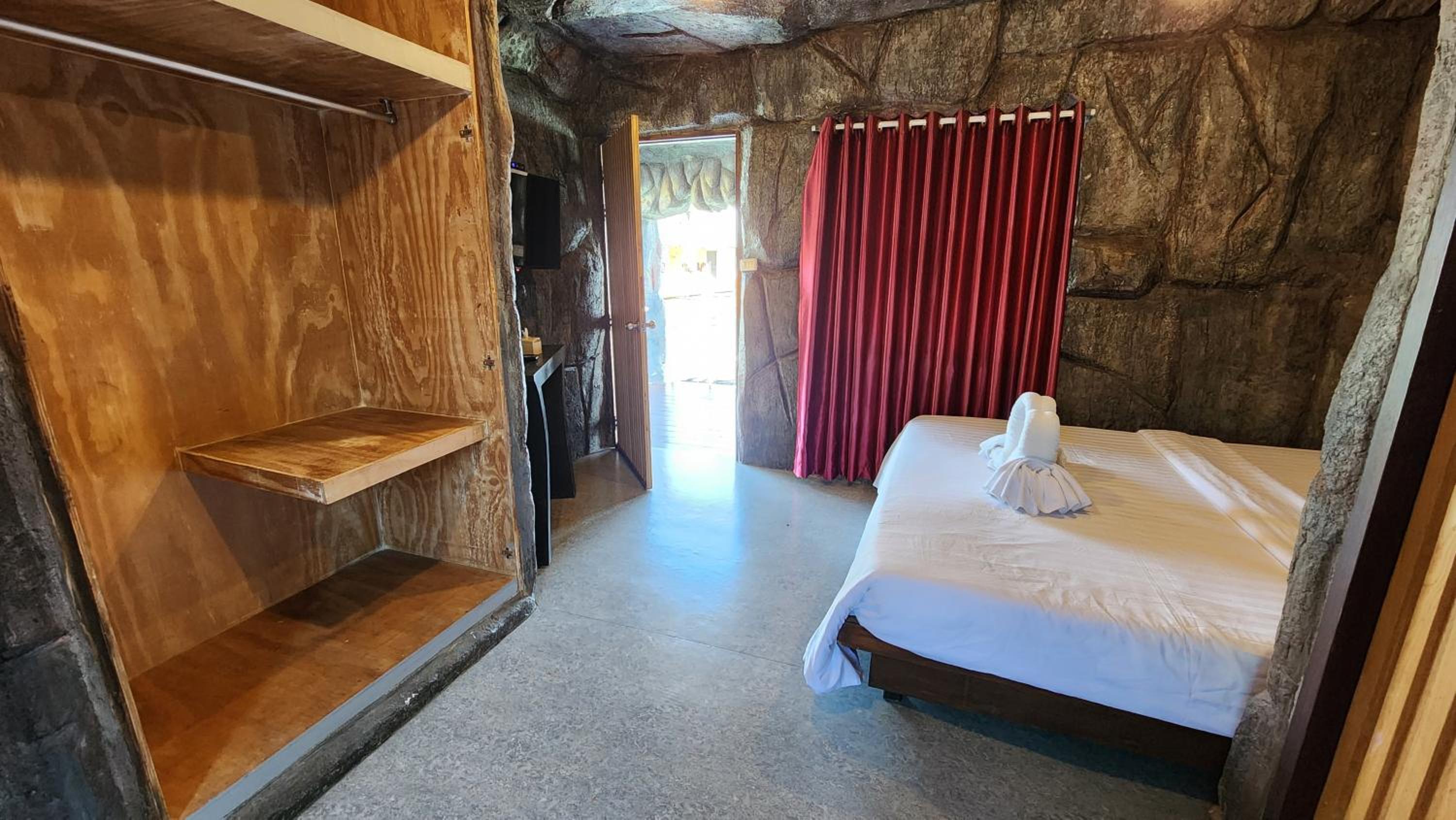 Double Room with Lake View - Photo 8