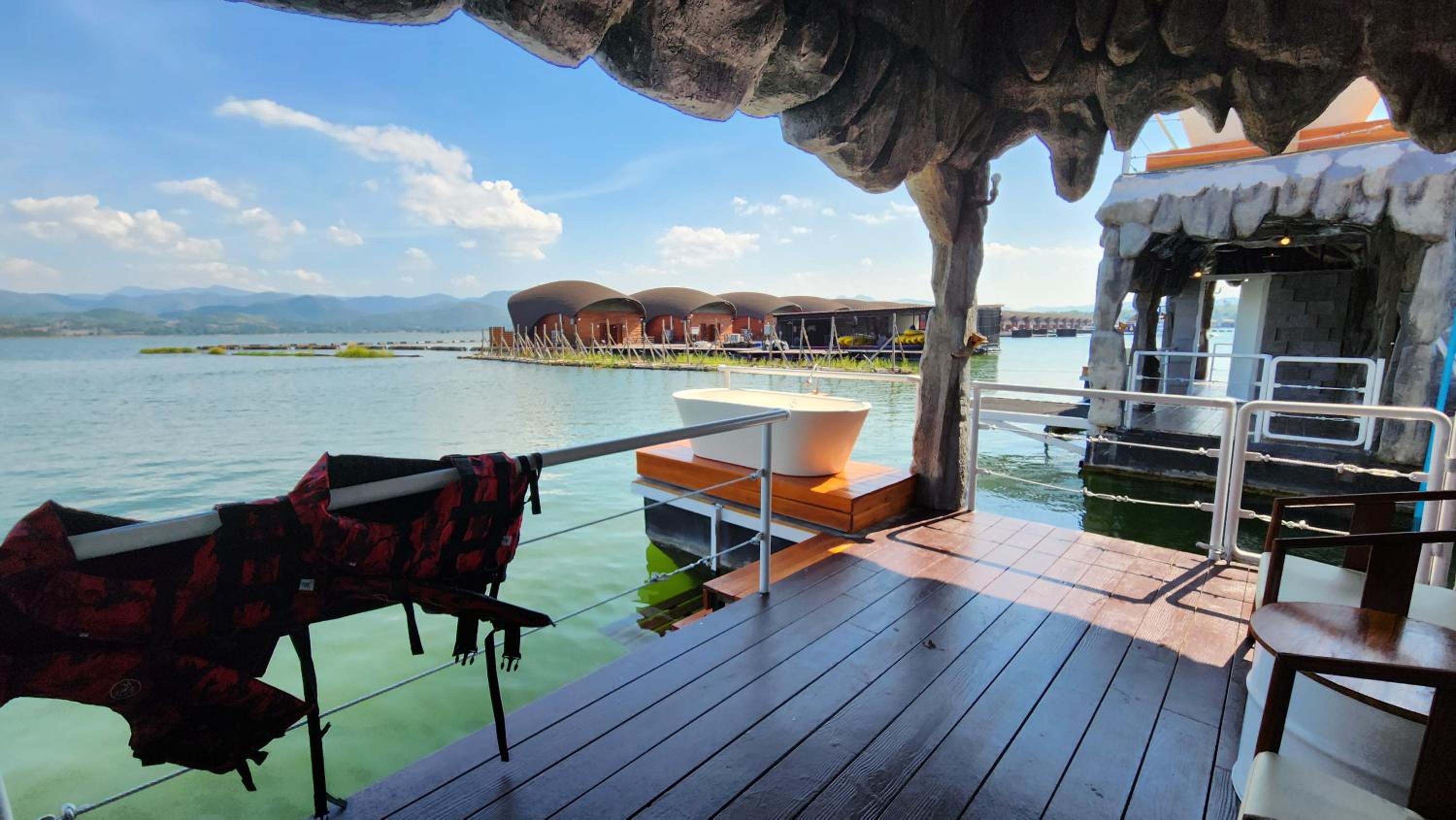 King Room with Lake View - Photo 8