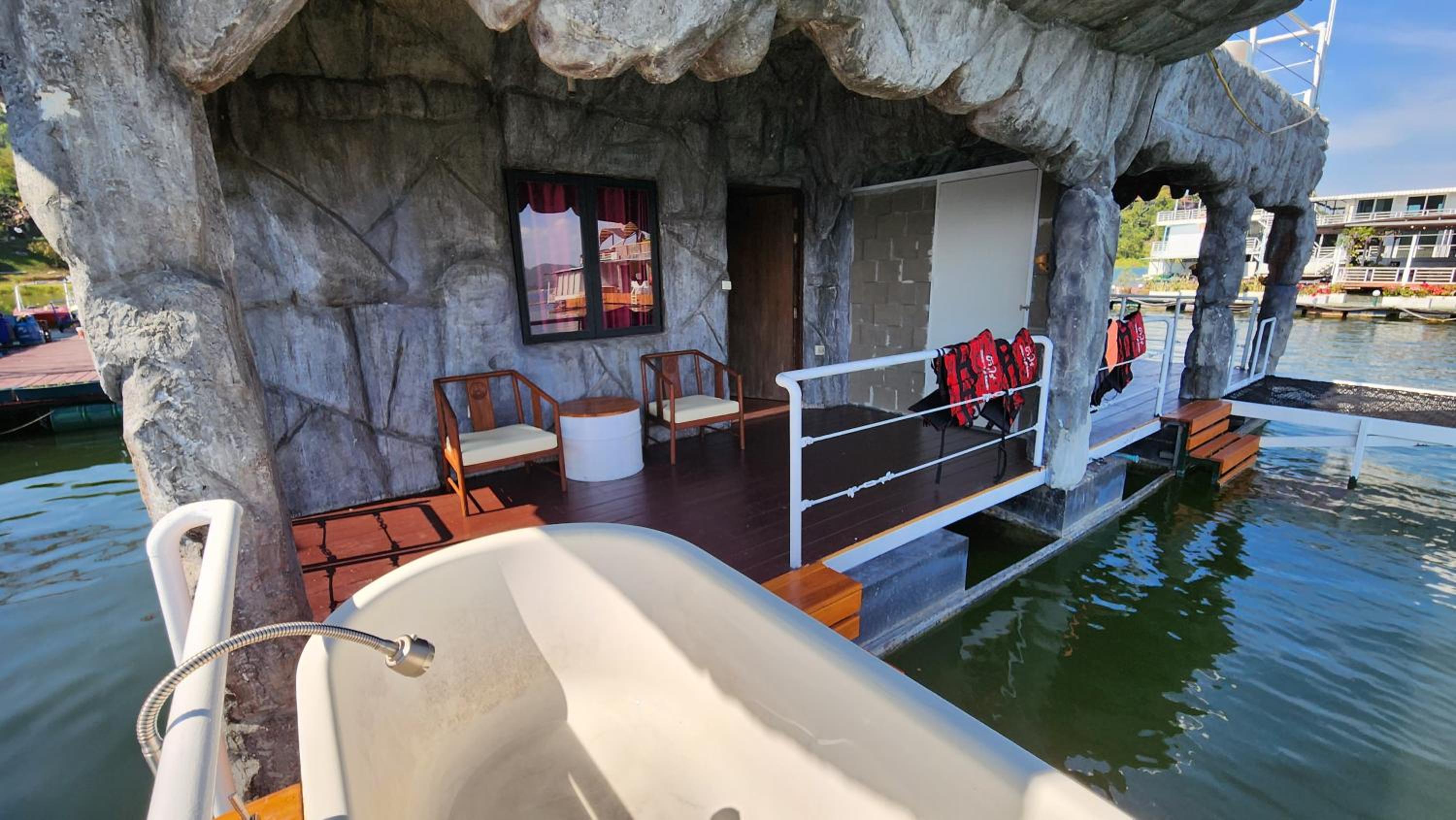 King Room with Lake View - Photo 13