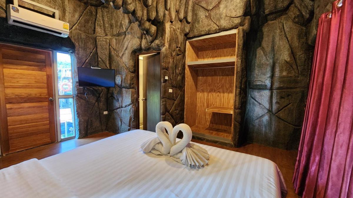 King Room with Lake View - Photo 3