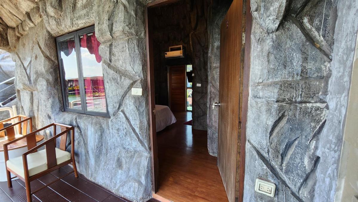 King Room with Lake View - Photo 10