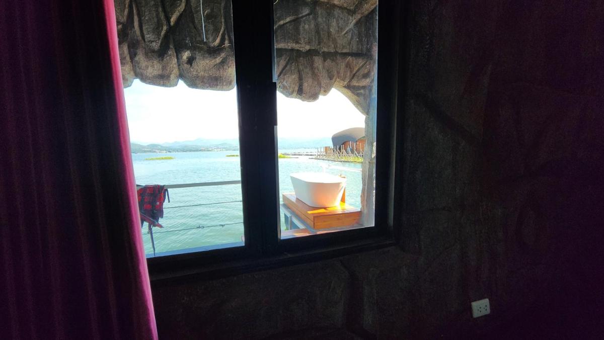 King Room with Lake View - Photo 9