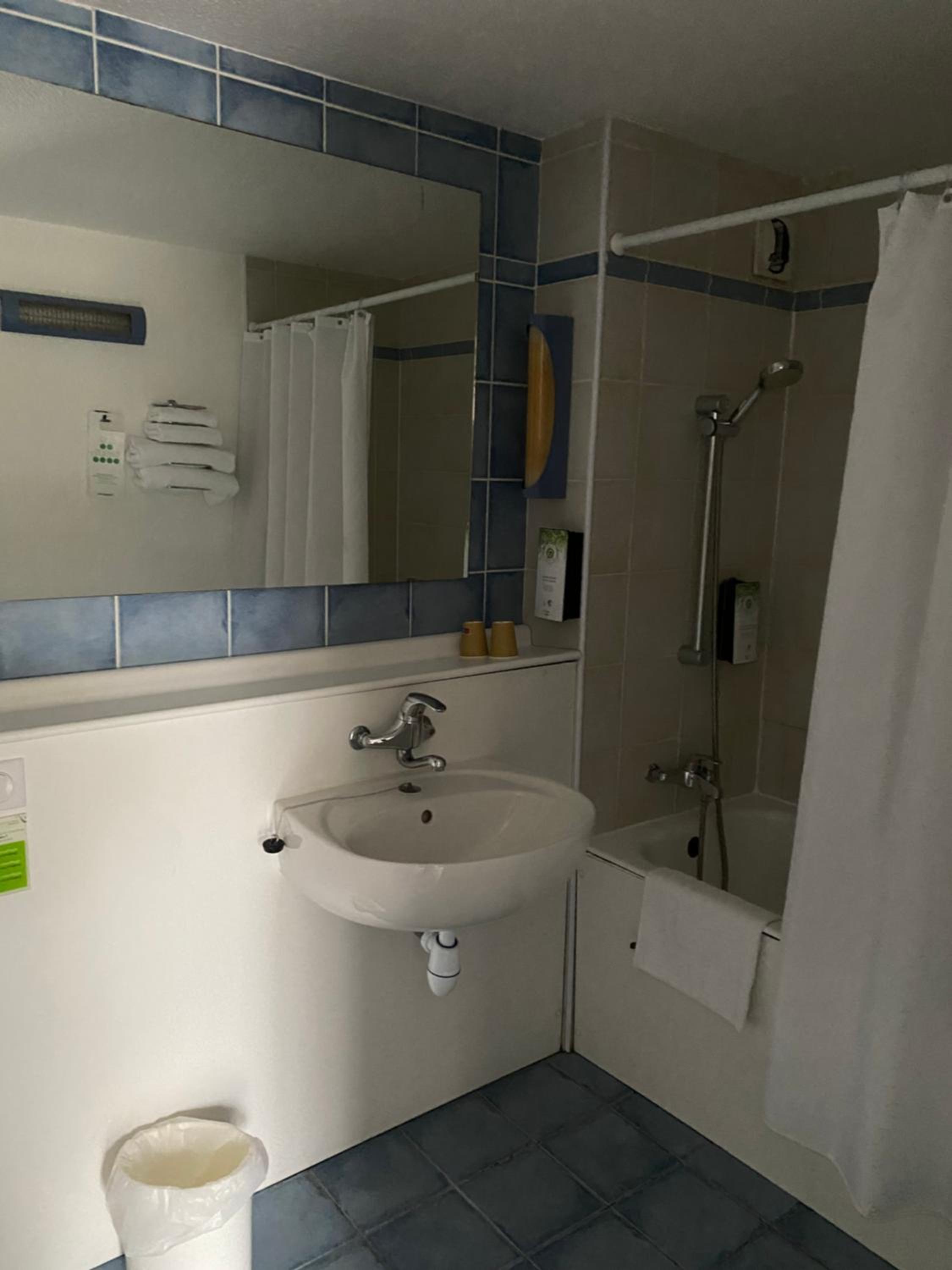 Twin Room - Photo 12