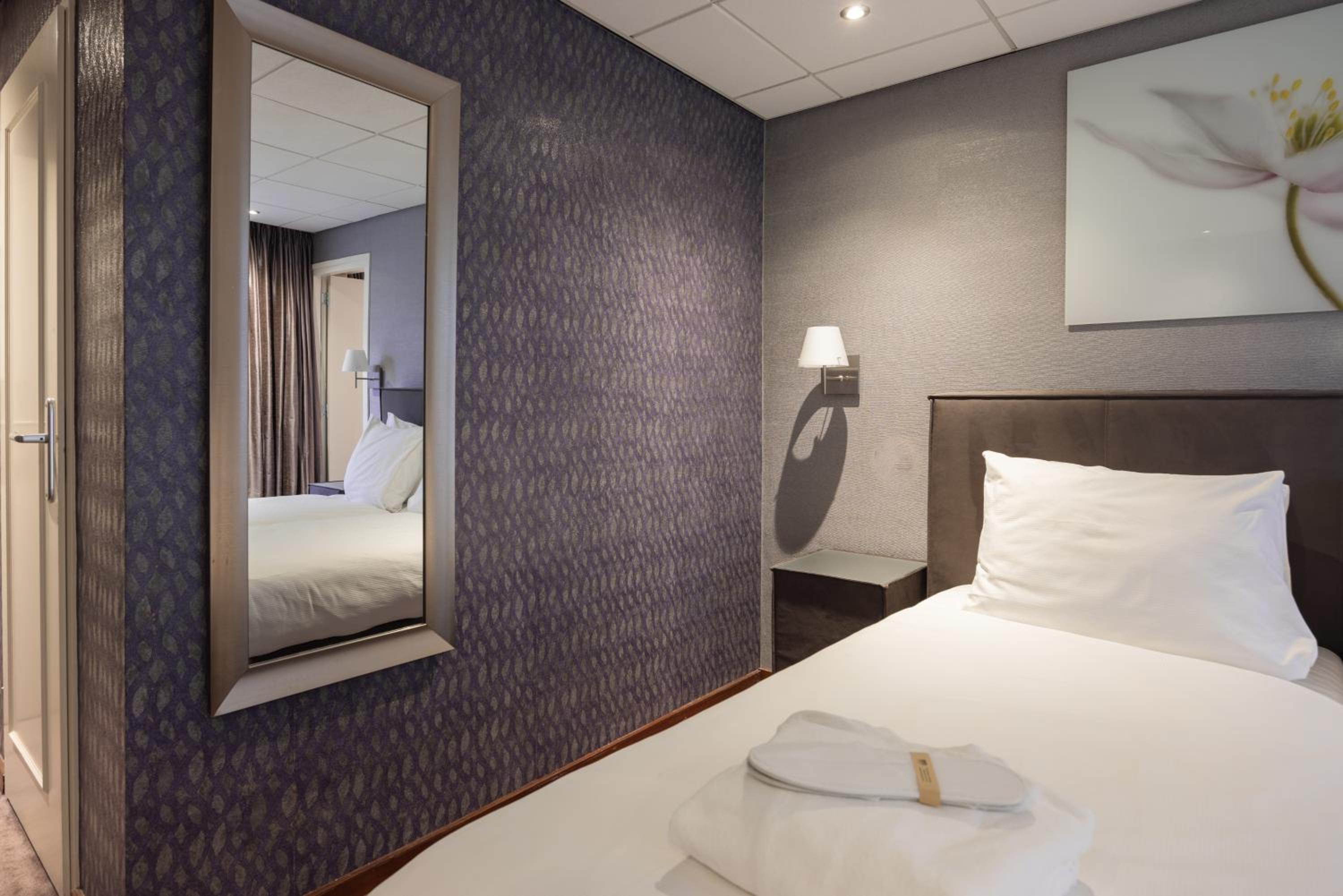 Deluxe Room With Air Conditioning - Photo 2