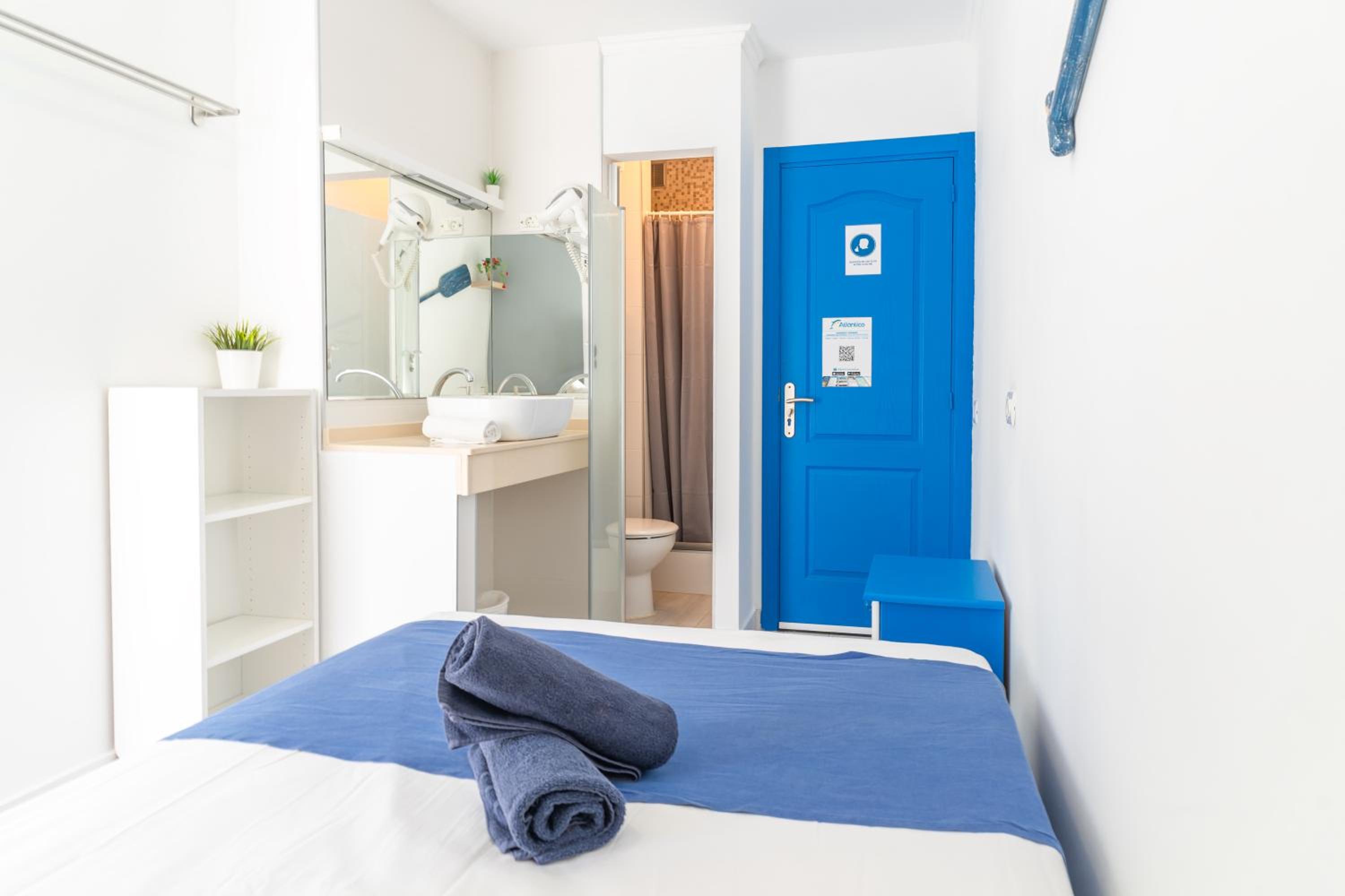 Single Room with Private Bathroom photo 2