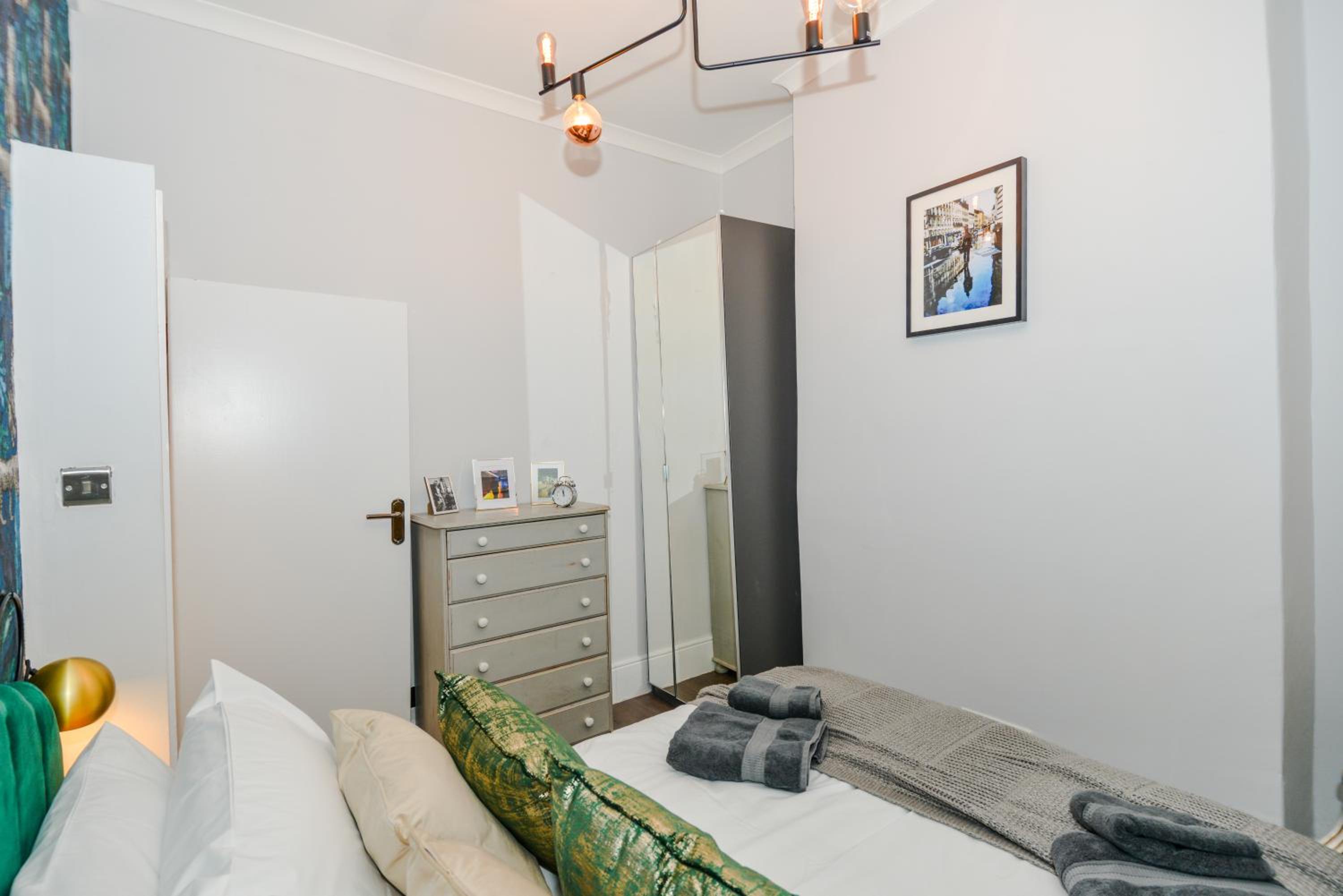 One-Bedroom Apartment photo 3
