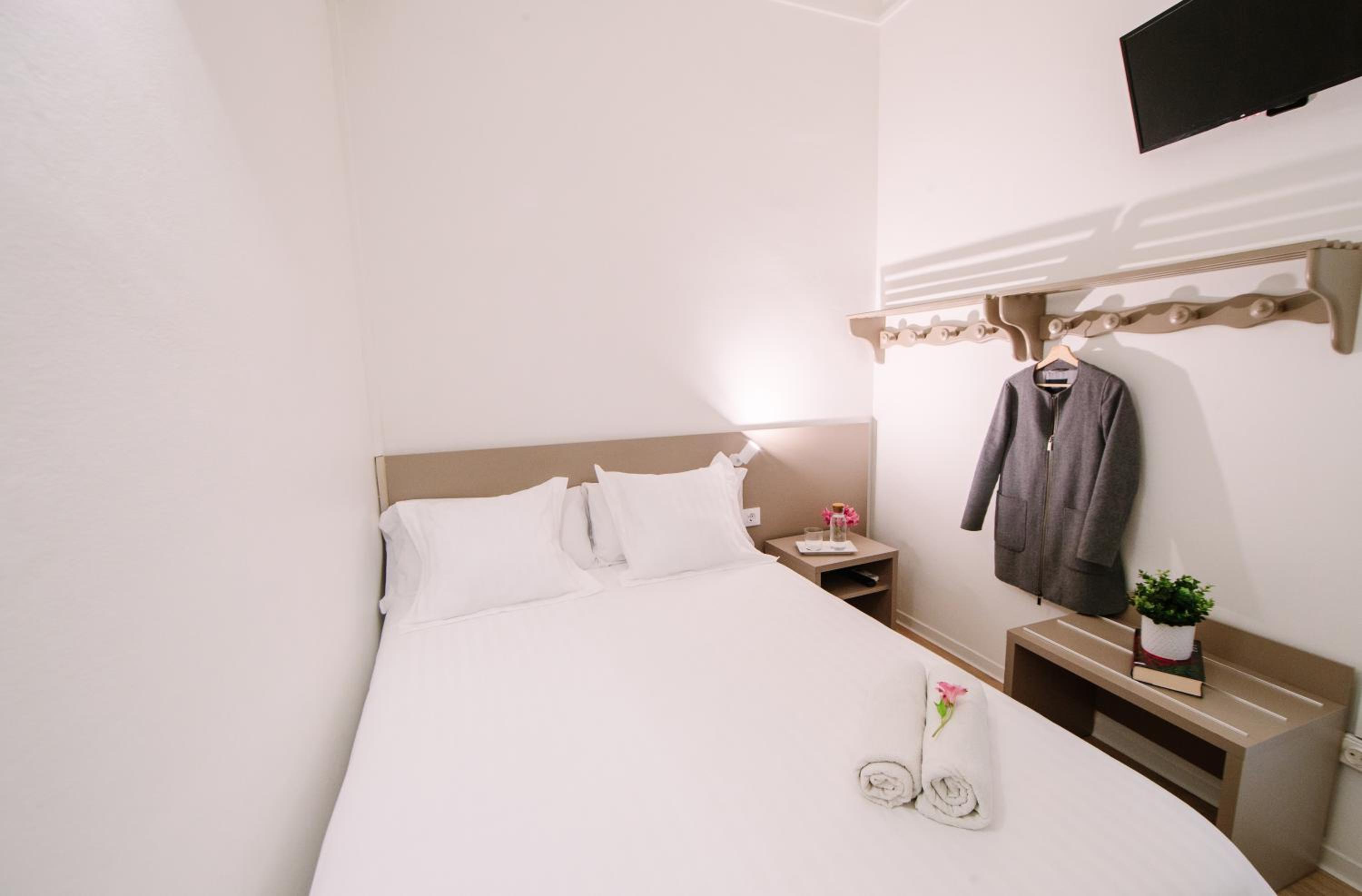 Economy Double Room with Shared Bathroom photo 3