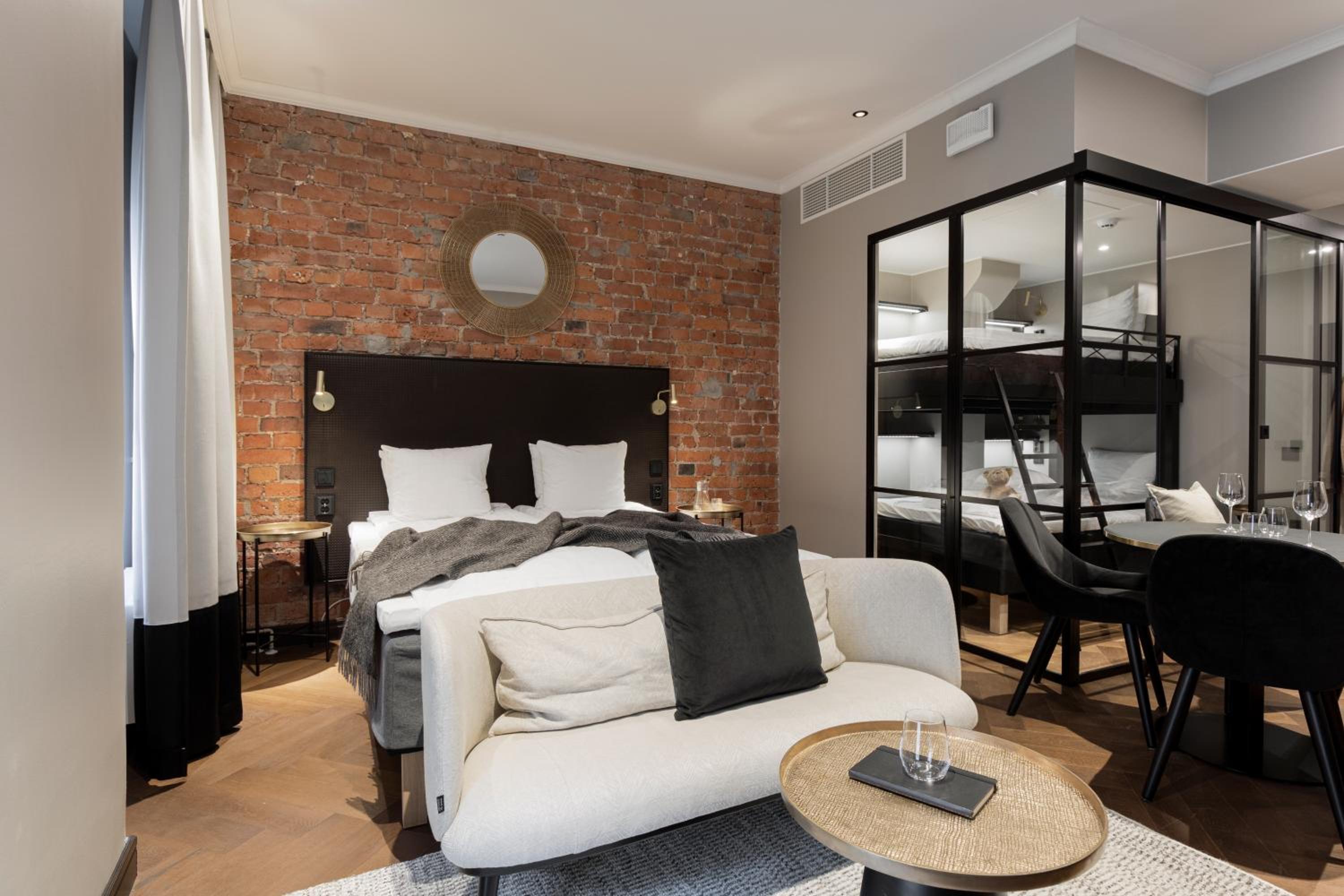 Spacious Studio - Queen & Bunk Bed - Kitchen
