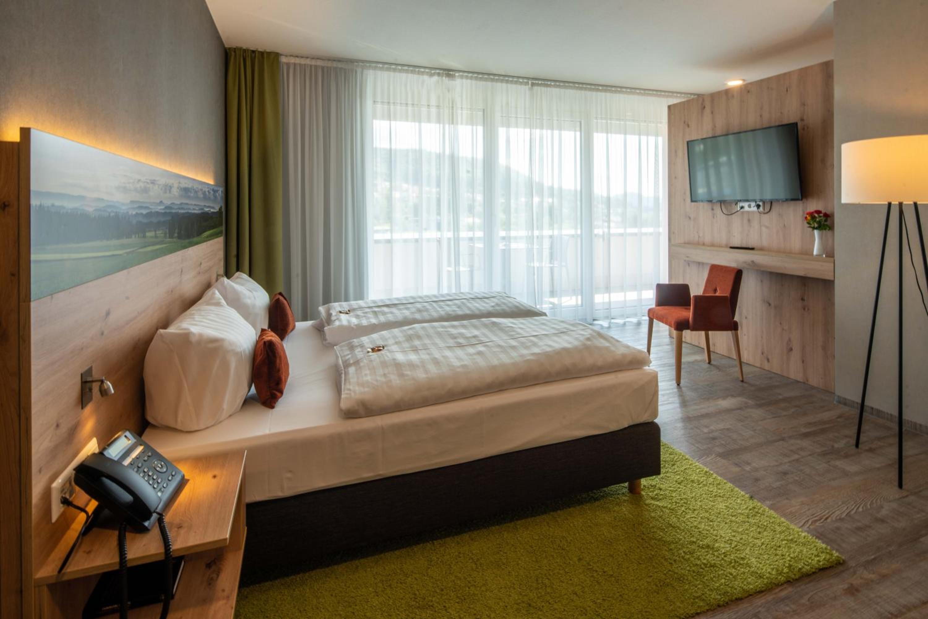 Executive Queen Room with Balcony - Photo 9
