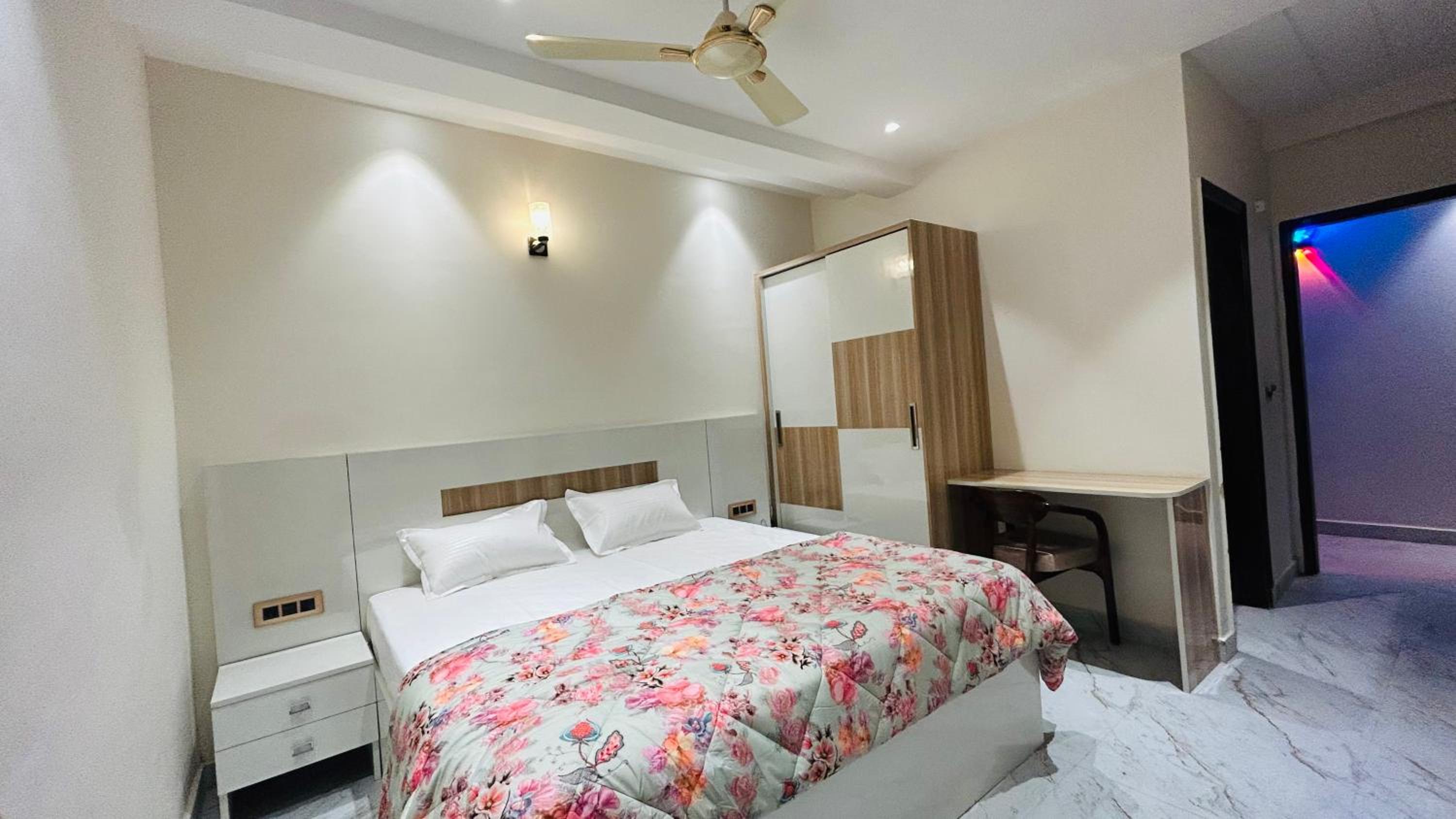 Queen Room photo 2
