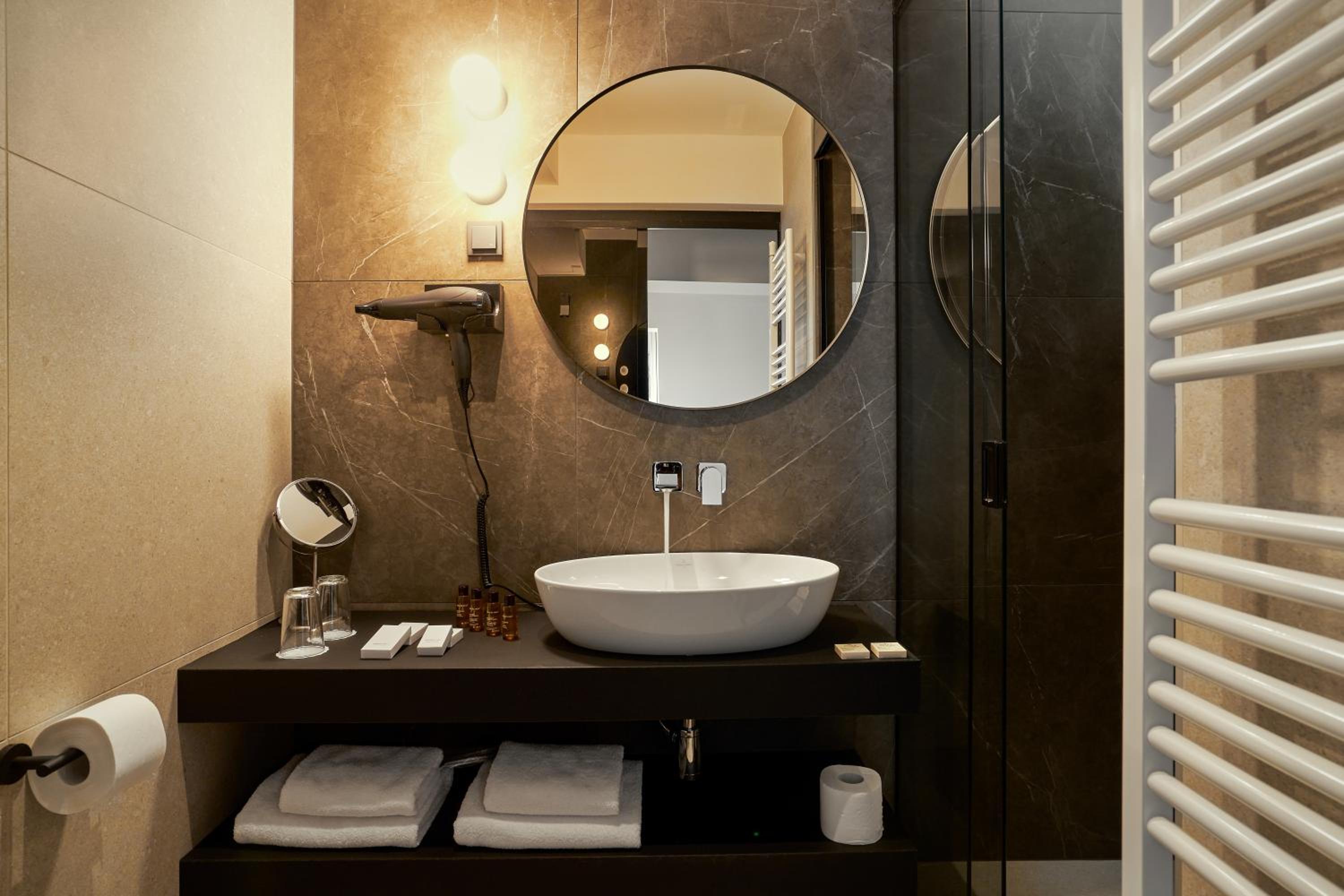 Deluxe Double Room - Photo 9