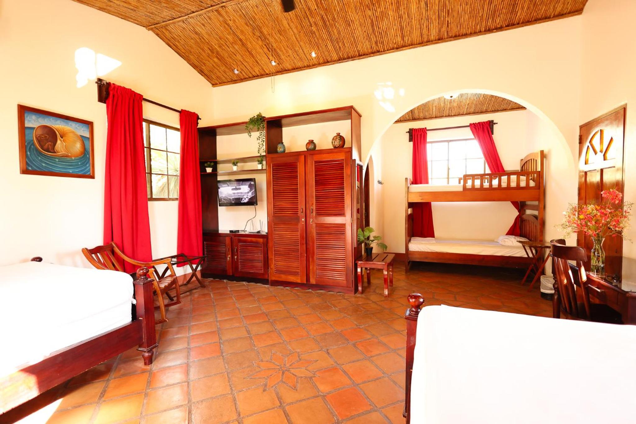 Quadruple Room 3 with pool view photo 1