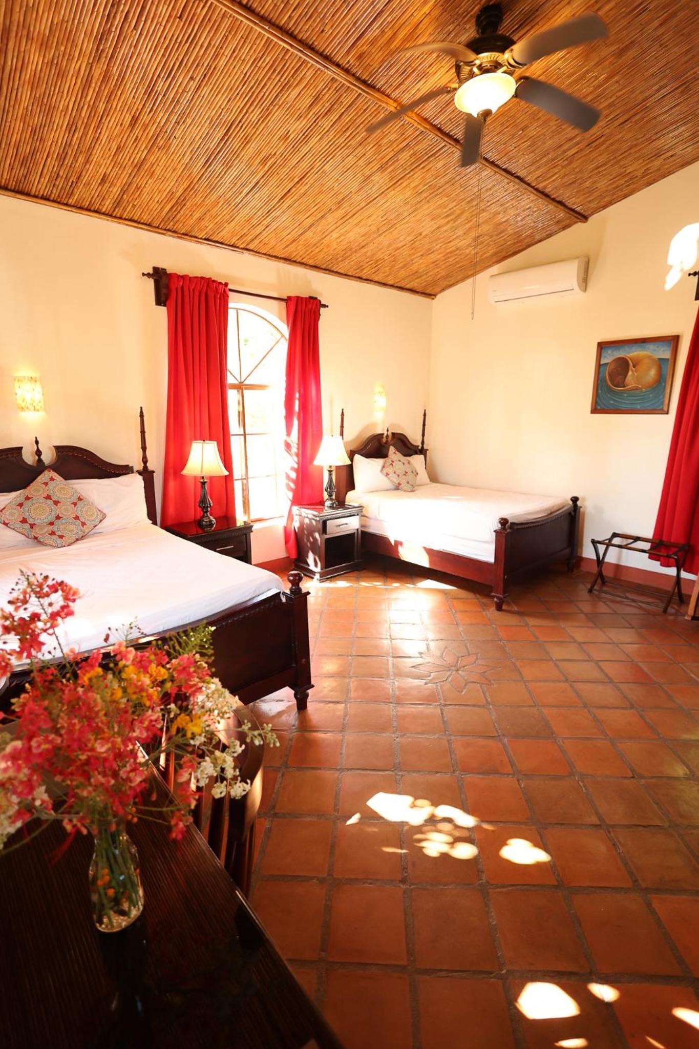 Quadruple Room 3 with pool view photo 3