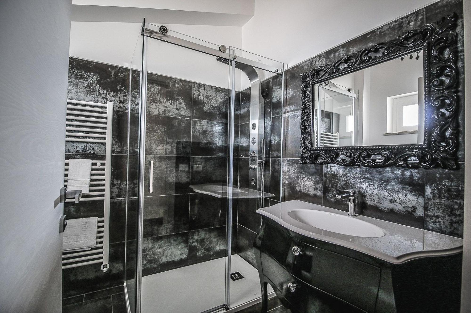 Deluxe Double Room with Balcony - Photo 3