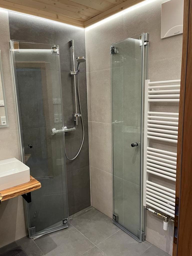 Two-Bedroom Apartment with Shower  photo 3