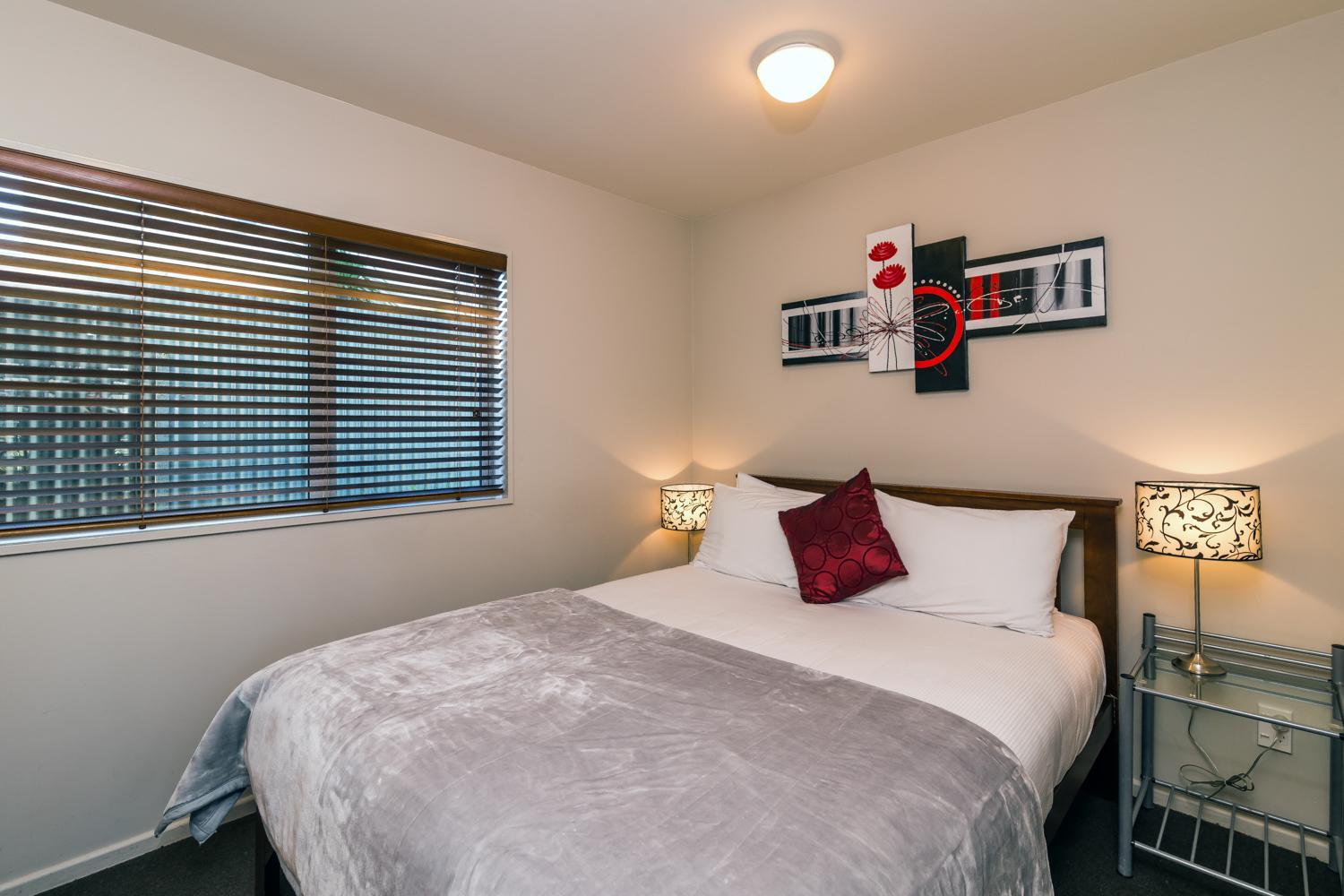One-Bedroom Apartment - Photo 2