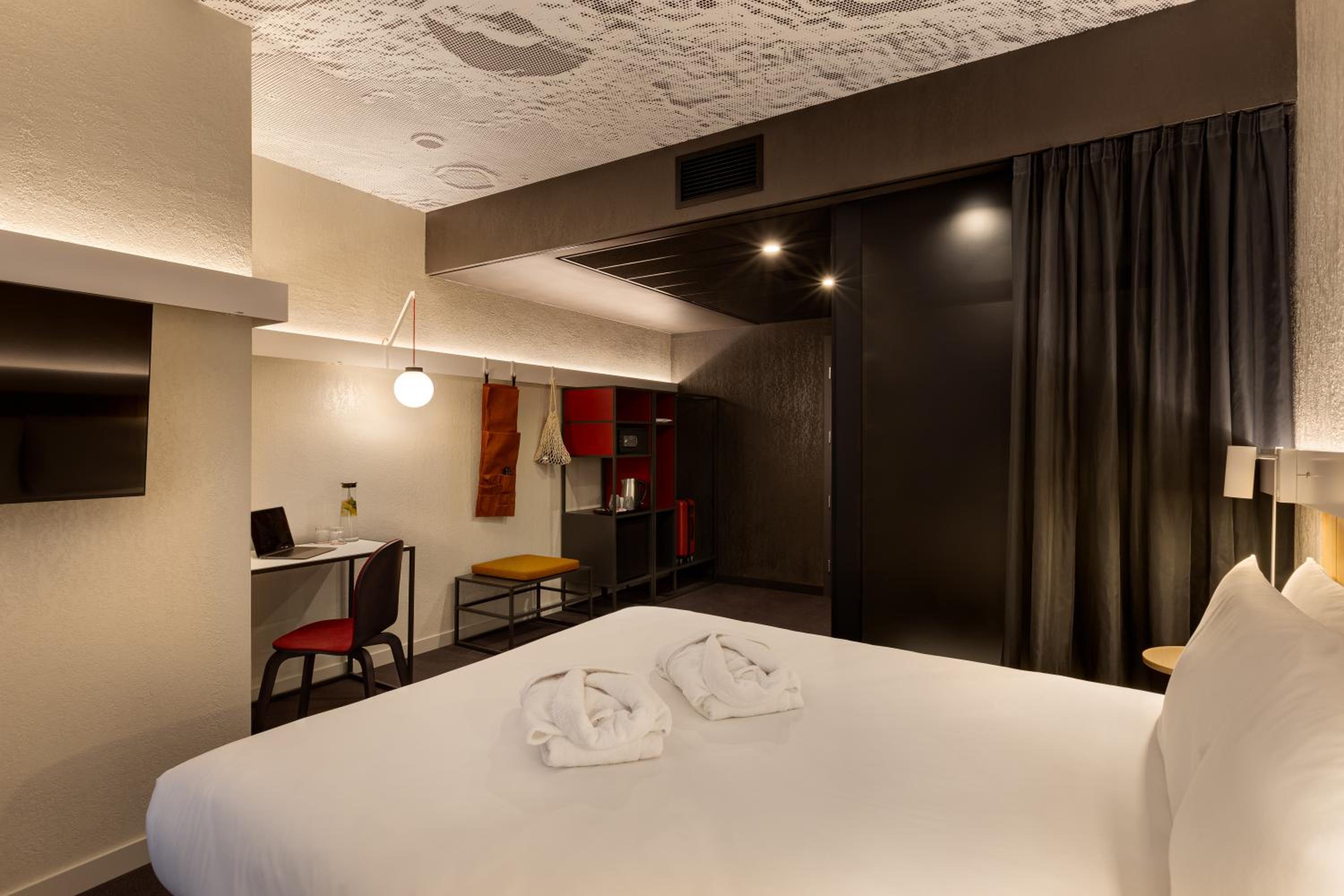 Premium Double Room - Photo 10