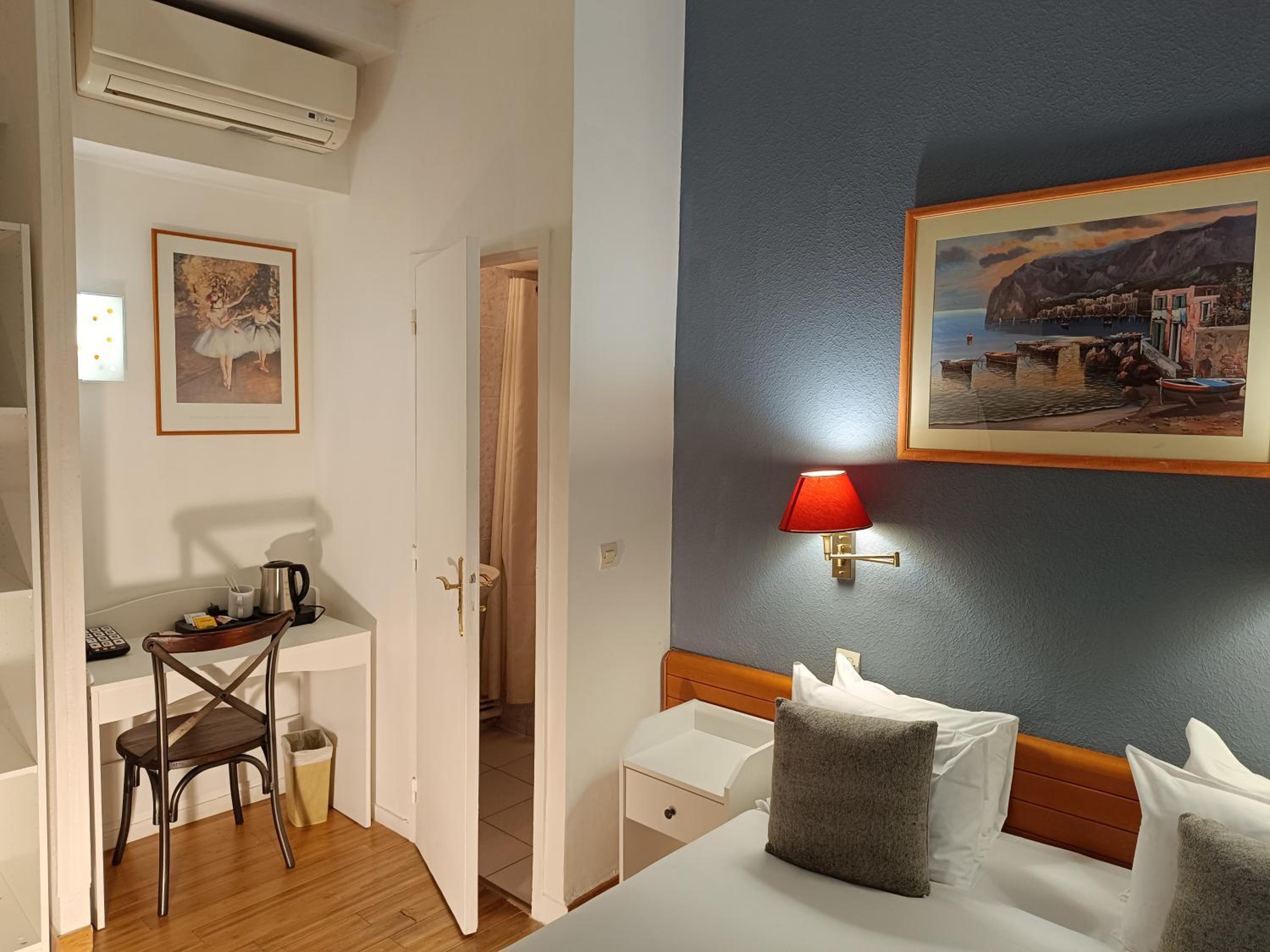 Single Room photo 2