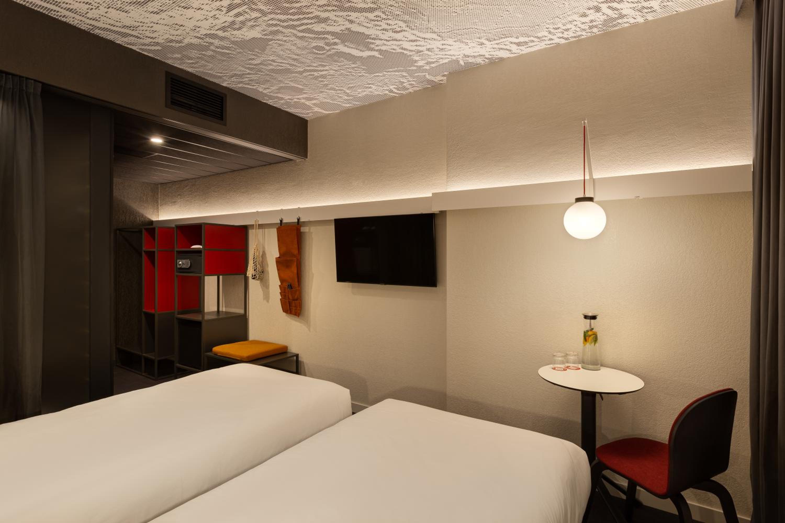Standard Twin Room - Photo 4