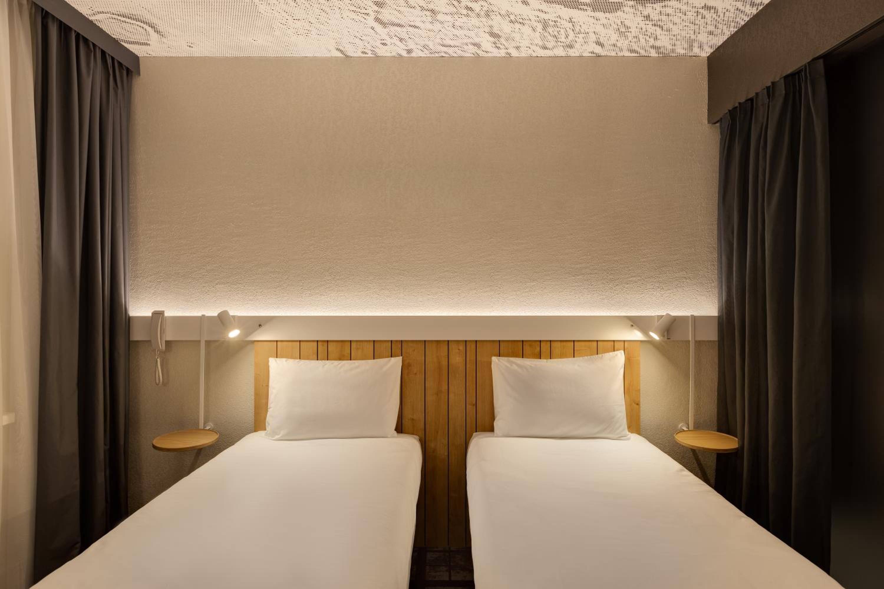 Standard Twin Room - Photo 3