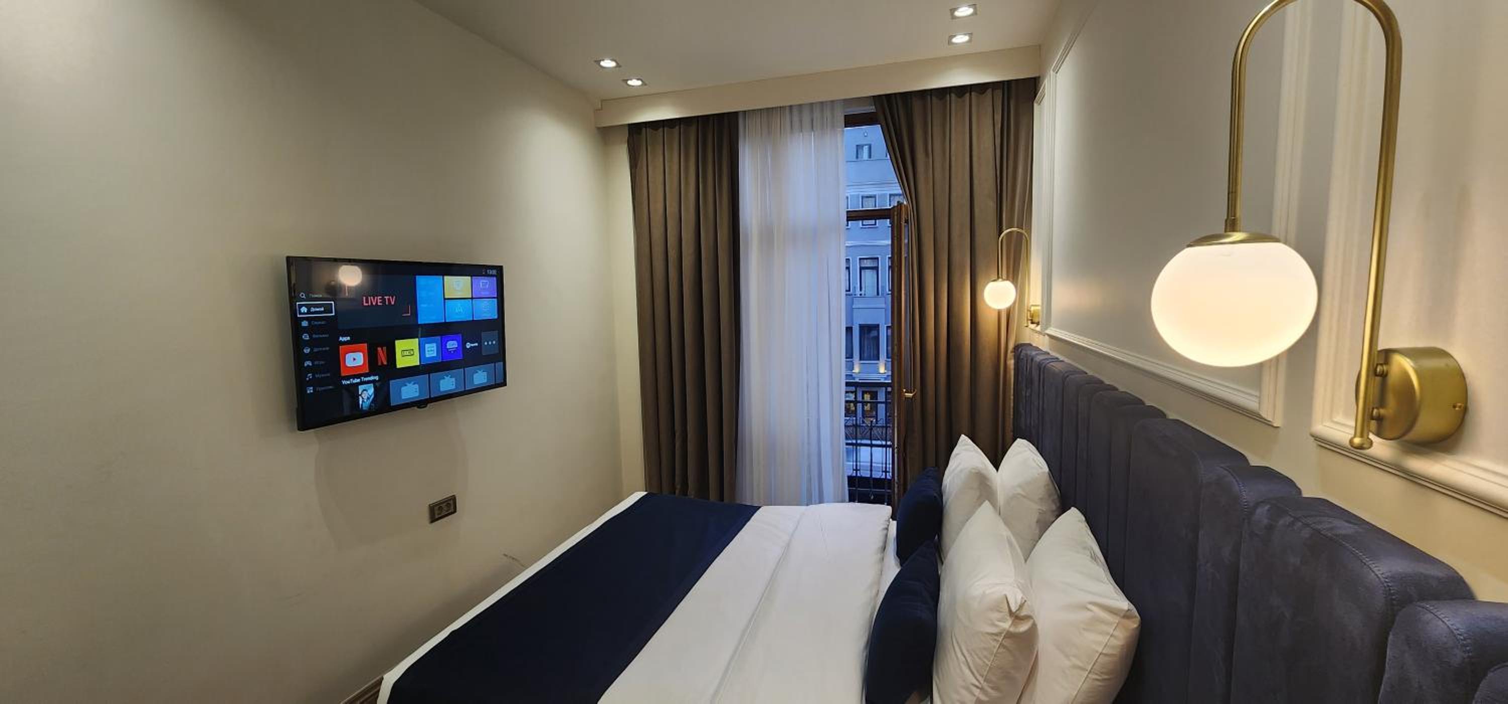 Deluxe Suite with Spa Bath photo 3