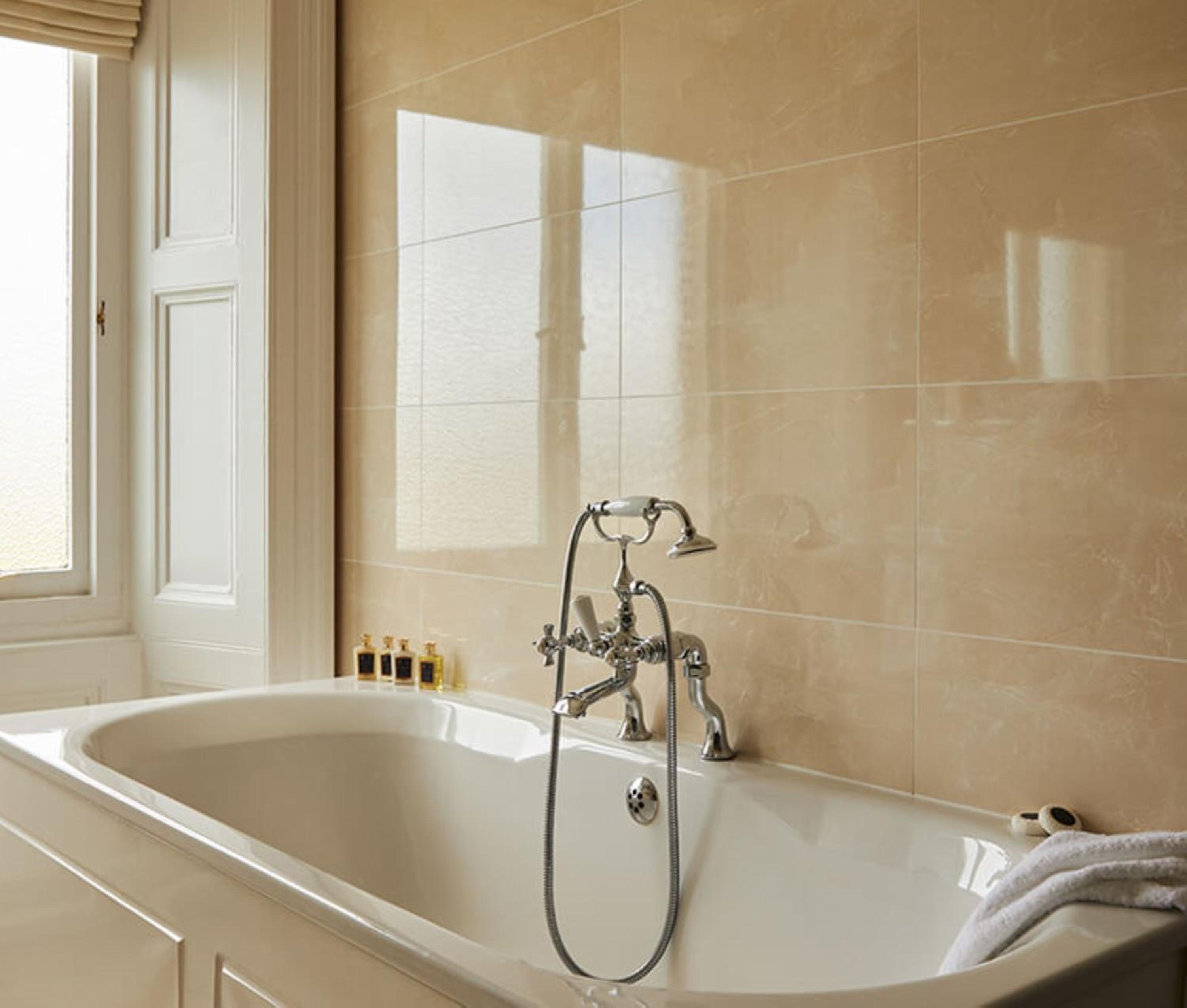 Deluxe Suite with Sea View - Photo 12