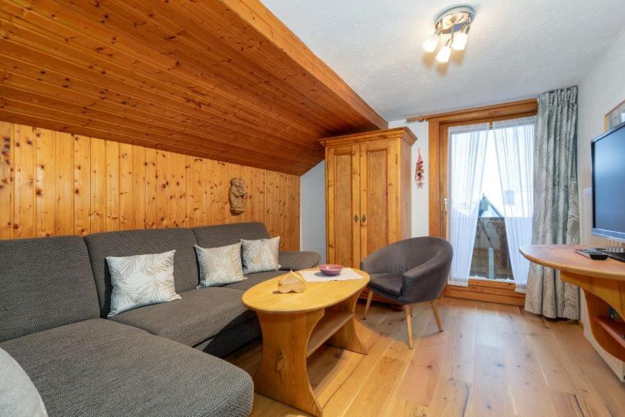 Apartment with Balcony photo 1