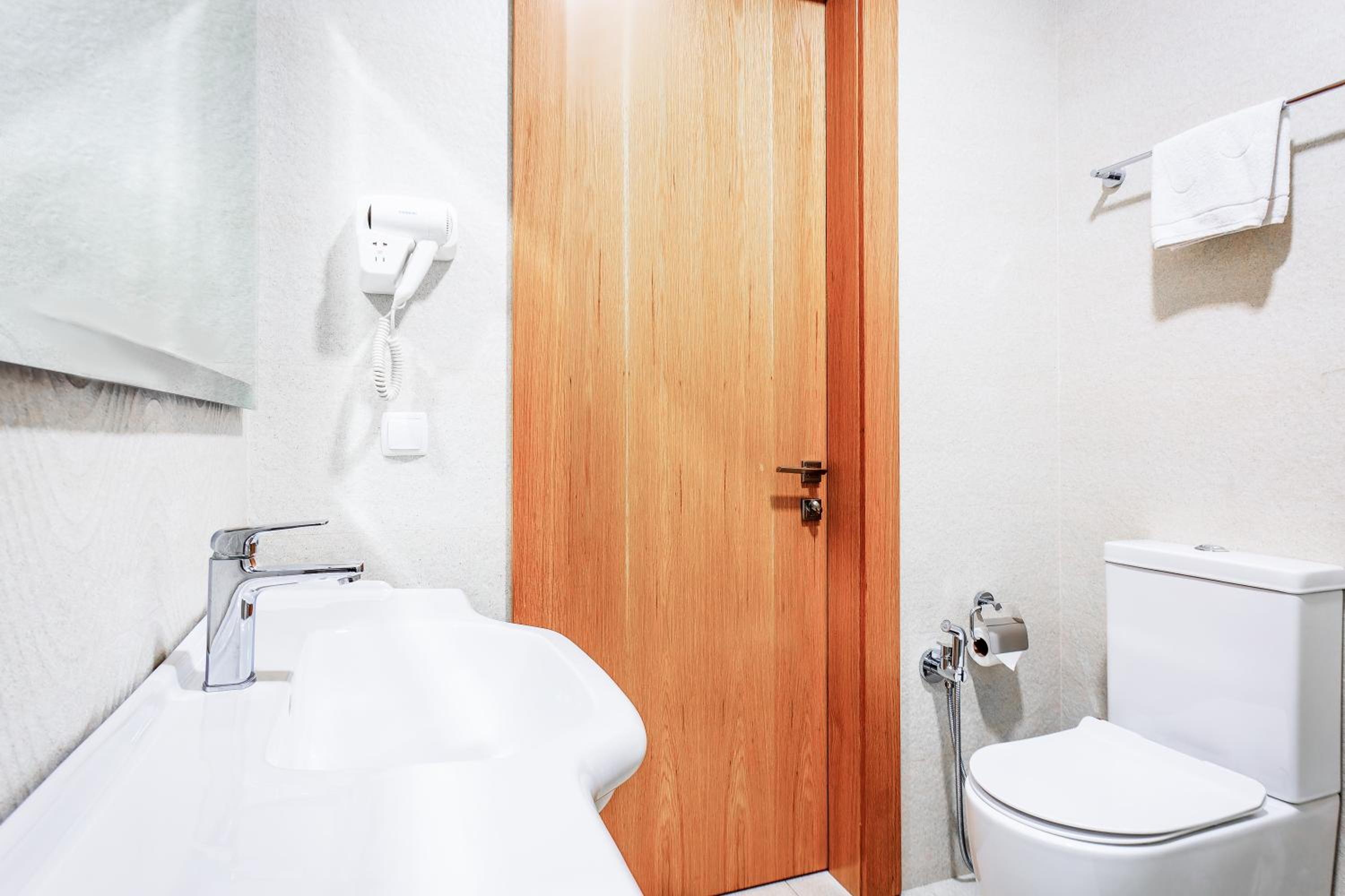 Standard Double or Twin Room - Photo 4