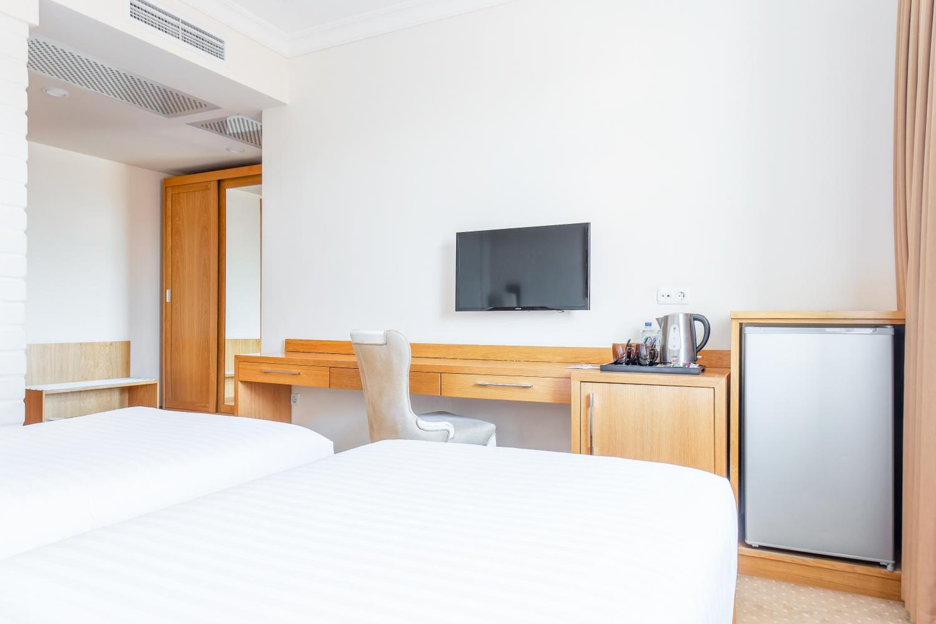 Standard Double or Twin Room - Photo 6