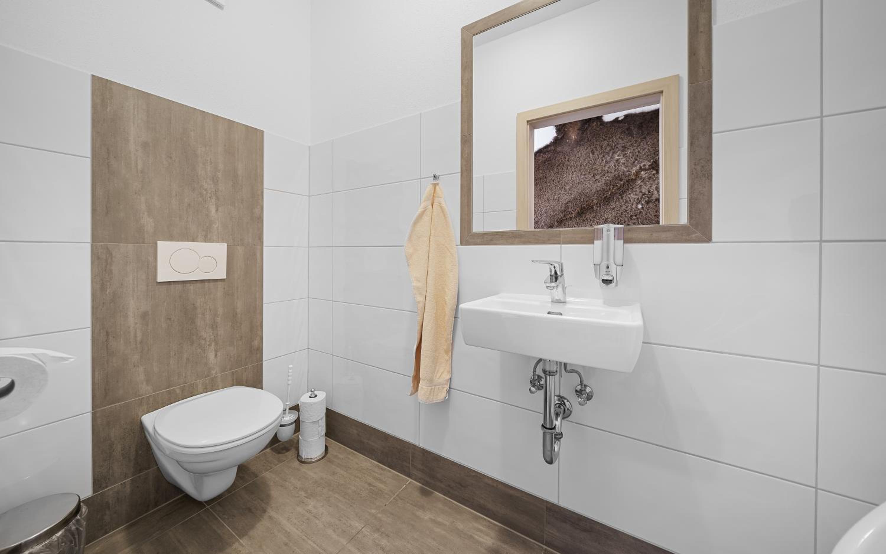 Luxury Three-Bedroom Apartment with Balcony photo 3