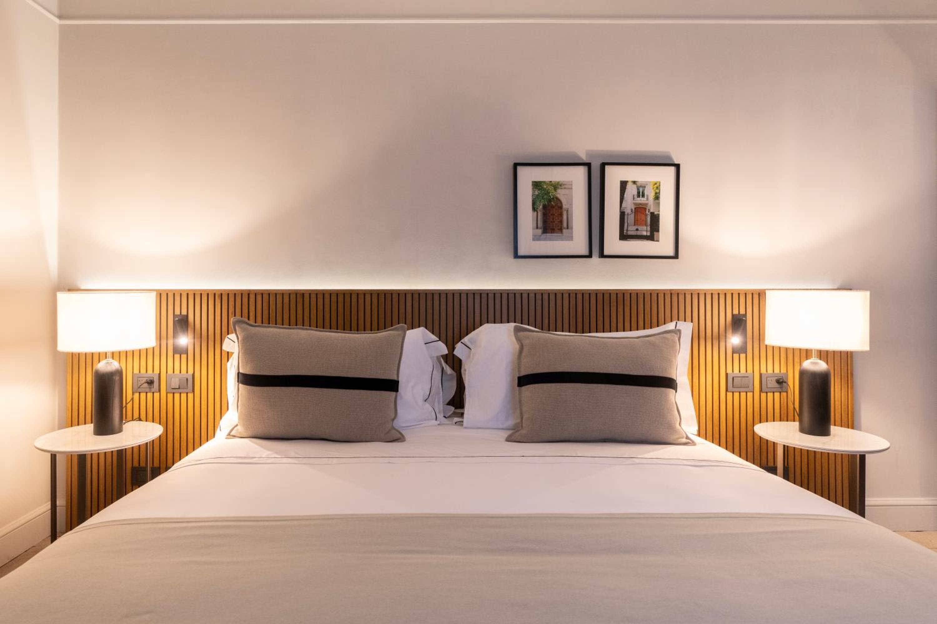 Deluxe Double Room With City View thumbnail 5