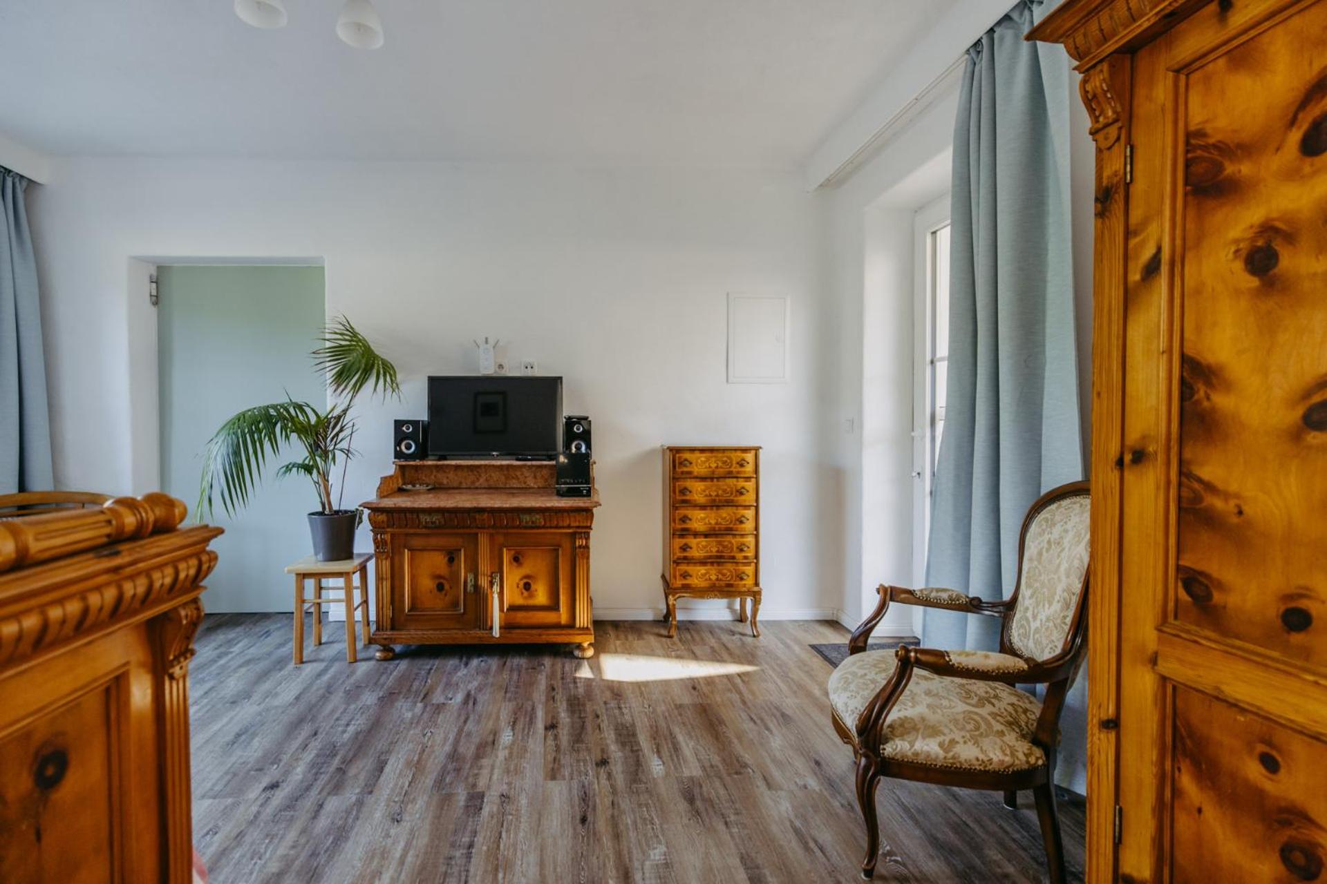 One-Bedroom Apartment photo 1